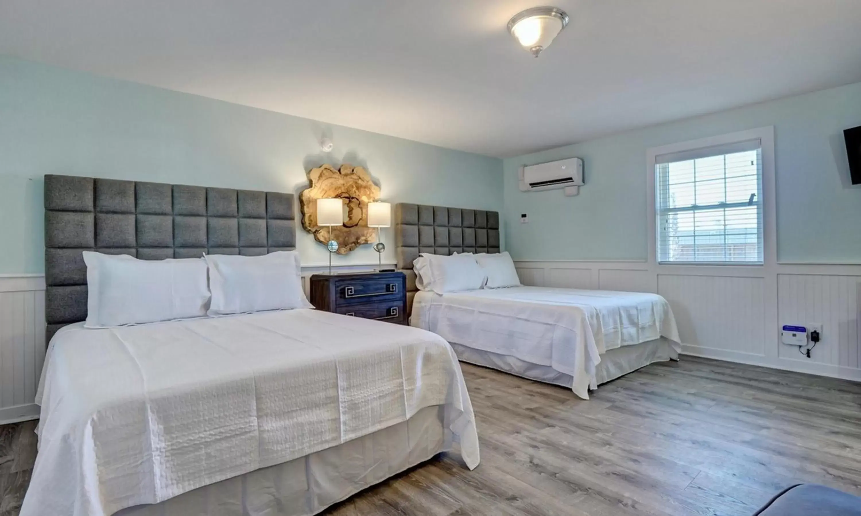 Bed in Loggerhead Inn and Suites by Carolina Retreats