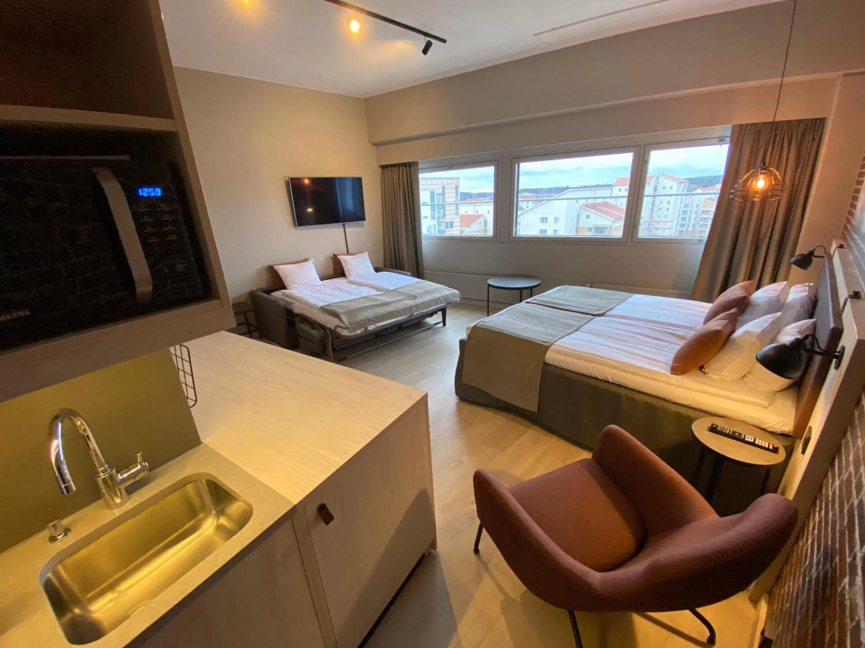 Photo of the whole room, Bed in Skyline Airport Hotel