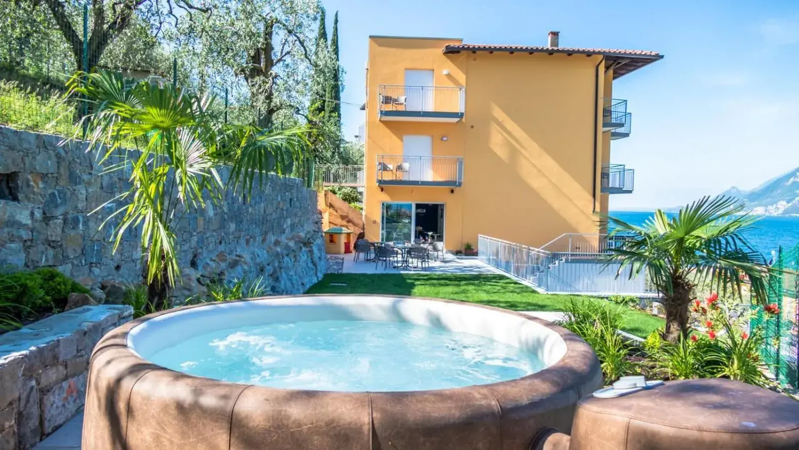 Hot Tub, Swimming Pool in Hotel Casa Marinella