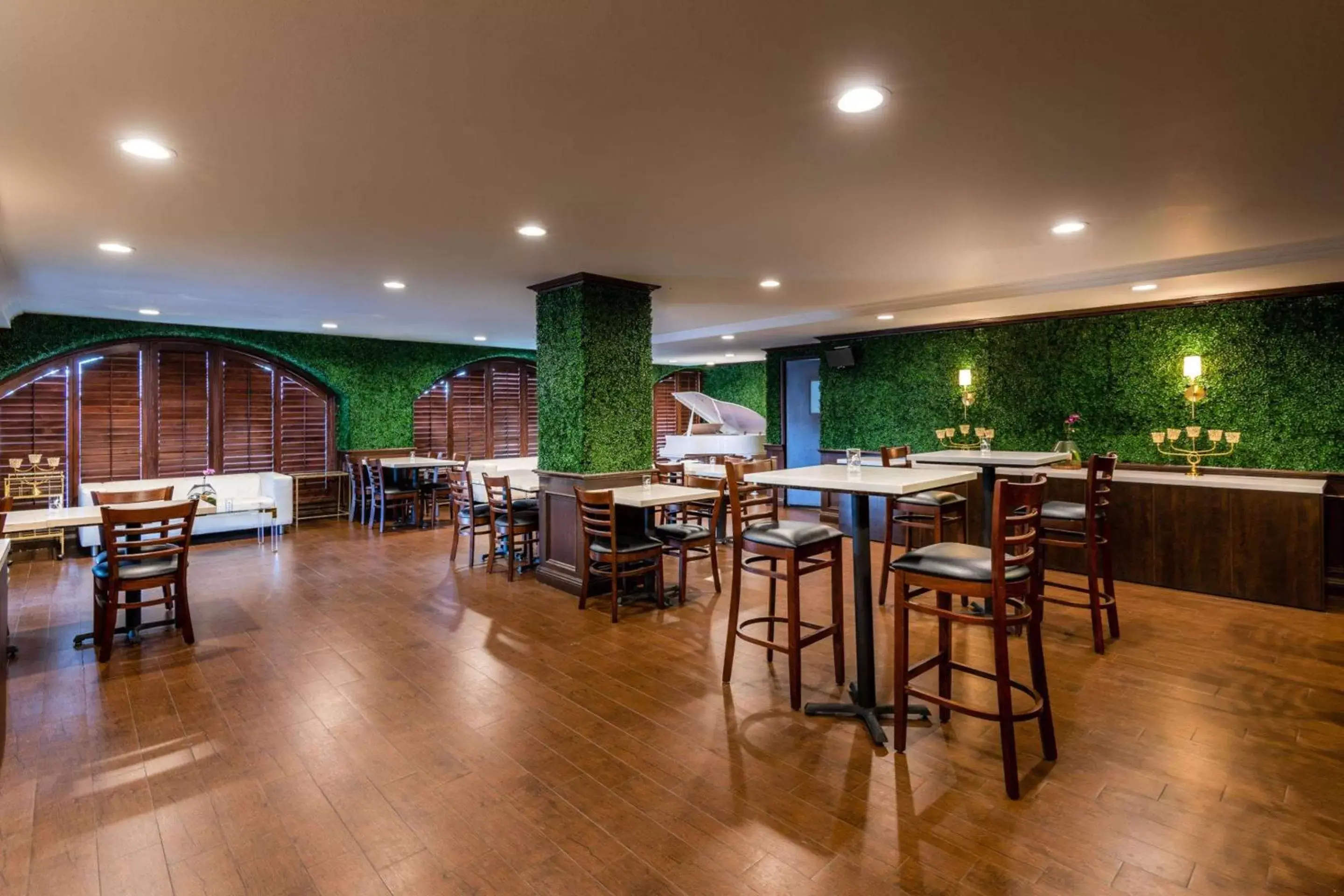 Lounge or bar, Restaurant/Places to Eat in The Volare, Ascend Hotel Collection