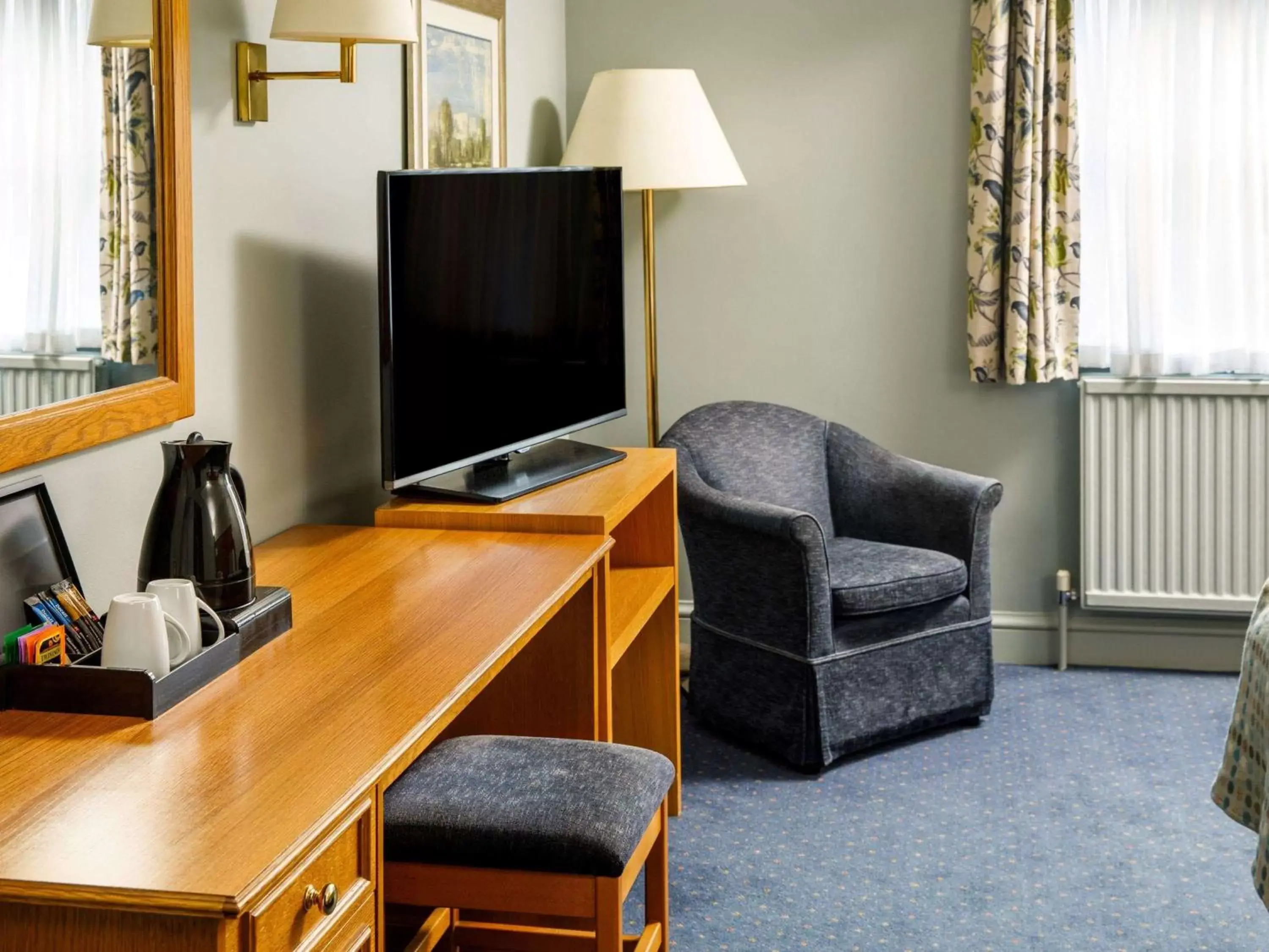 Photo of the whole room, TV/Entertainment Center in Mercure Bristol North The Grange Hotel