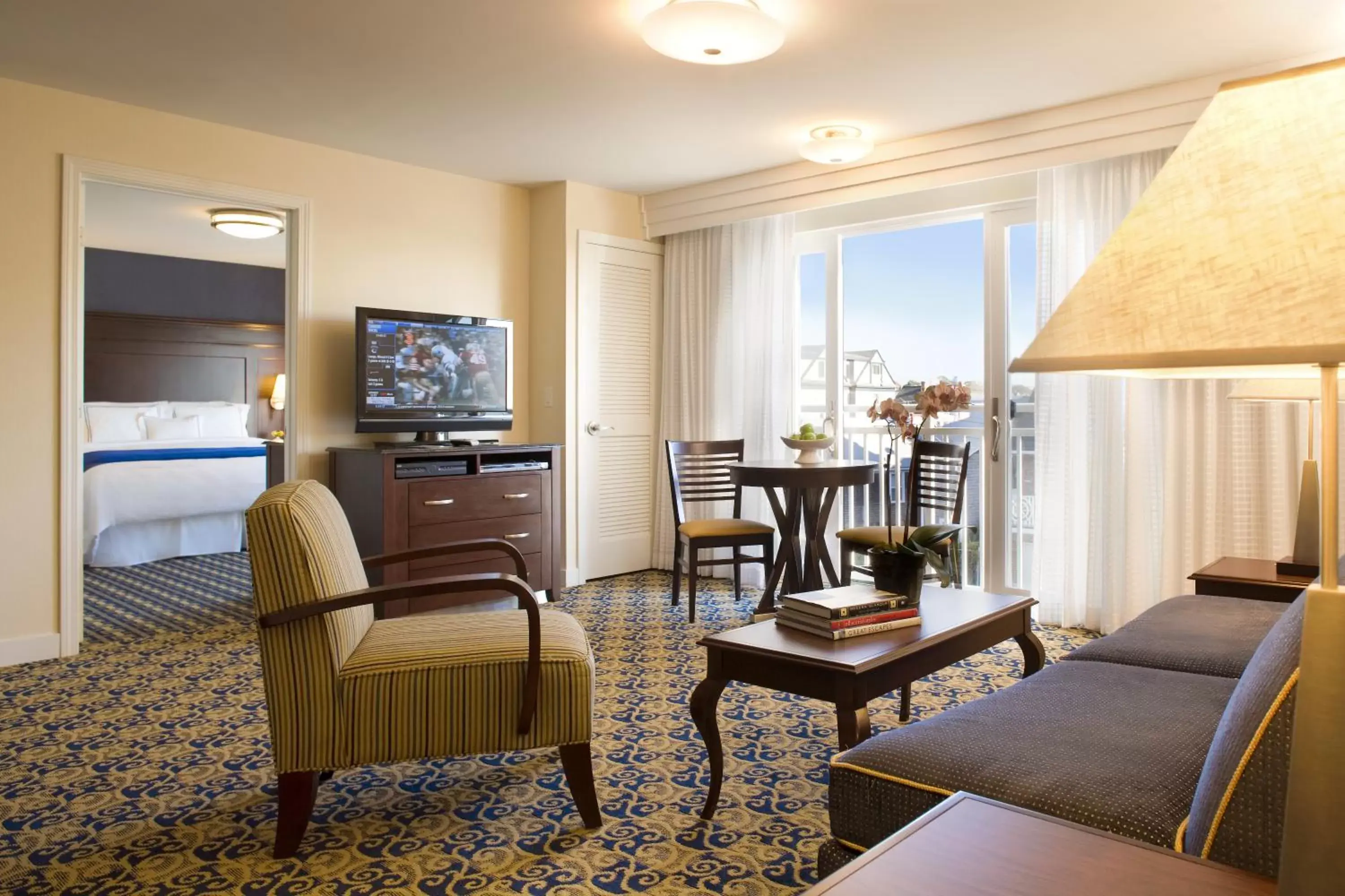 Living room, Seating Area in Newport Beach Hotel & Suites