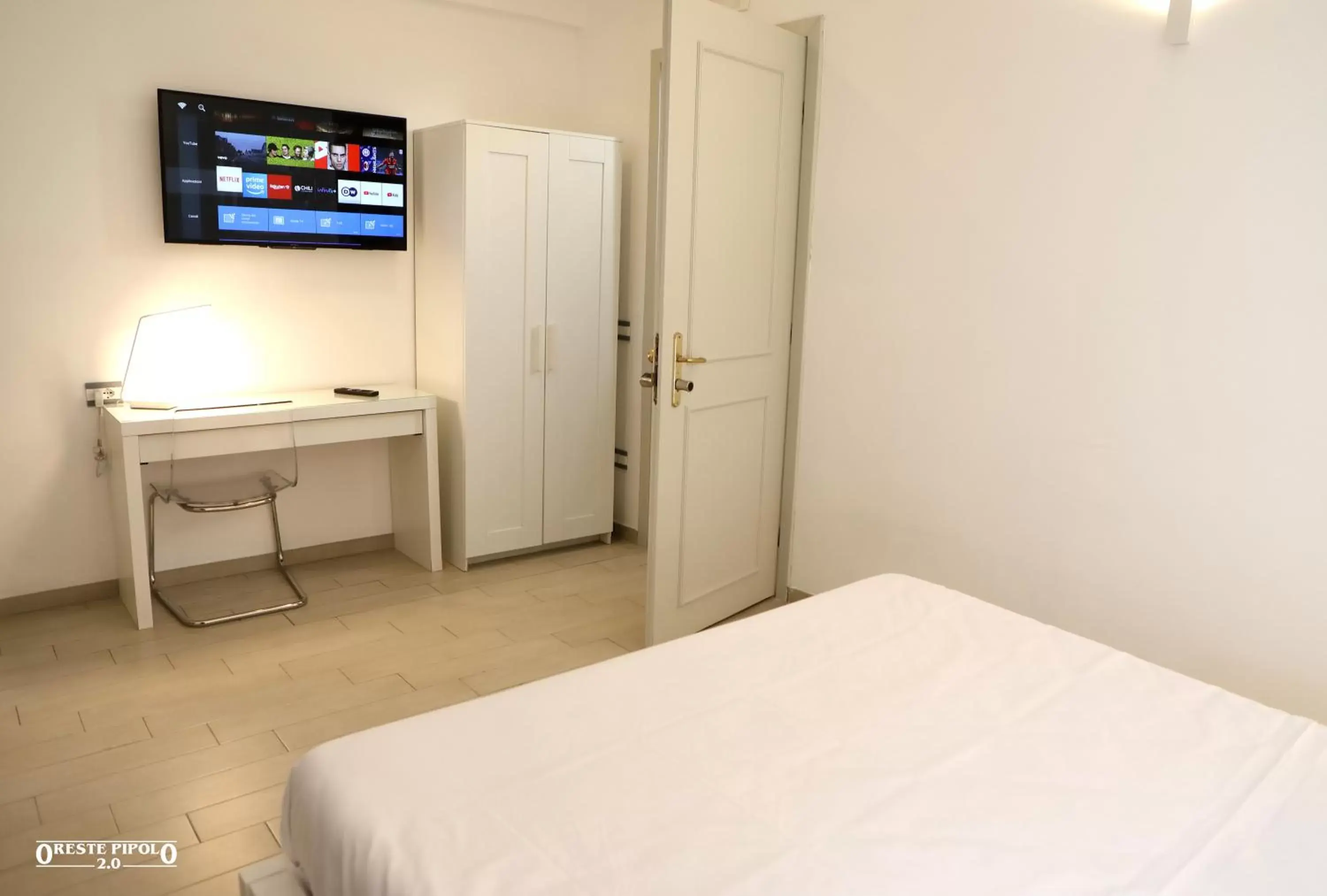 Bed, TV/Entertainment Center in Up Hotel