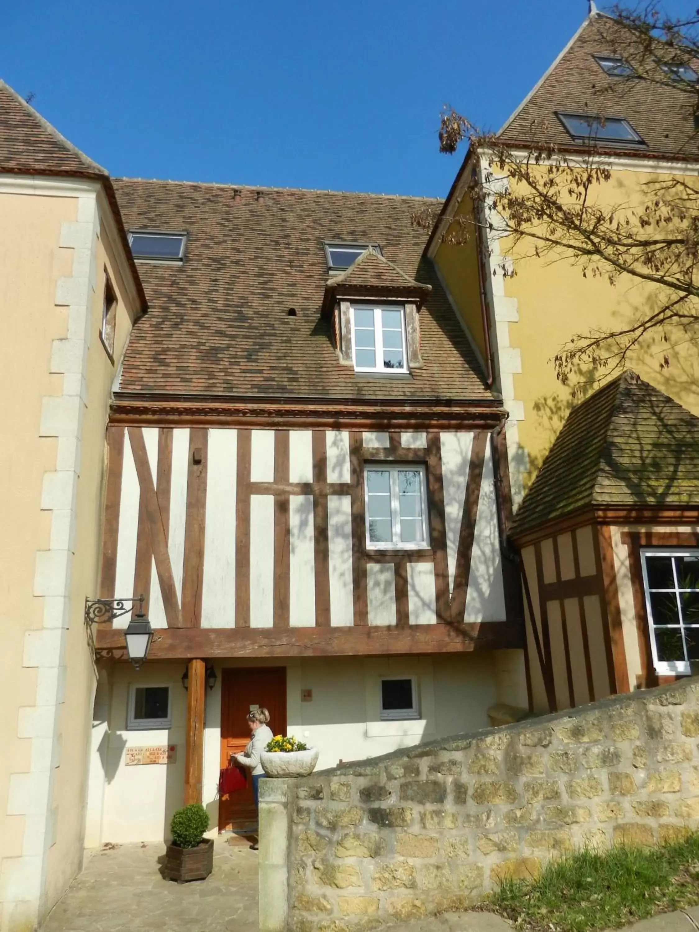 Facade/entrance, Property Building in Hôtel Résidence Normandy Country Club by Popinns