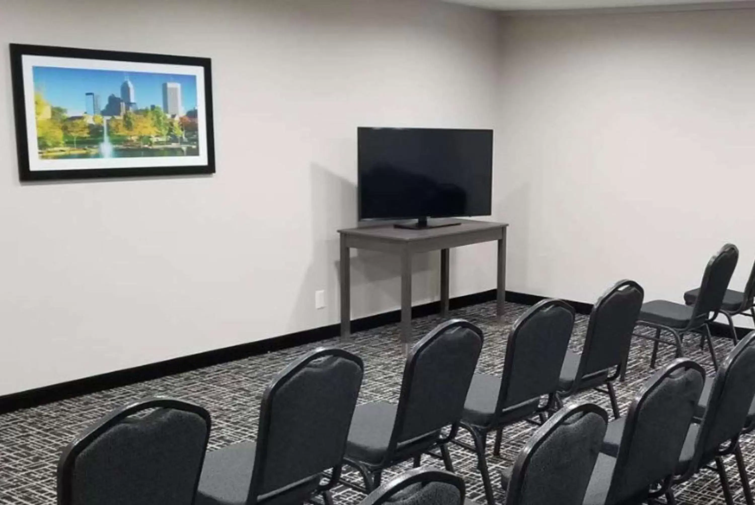 Meeting/conference room, TV/Entertainment Center in La Quinta Inn & Suites by Wyndham Indianapolis Downtown