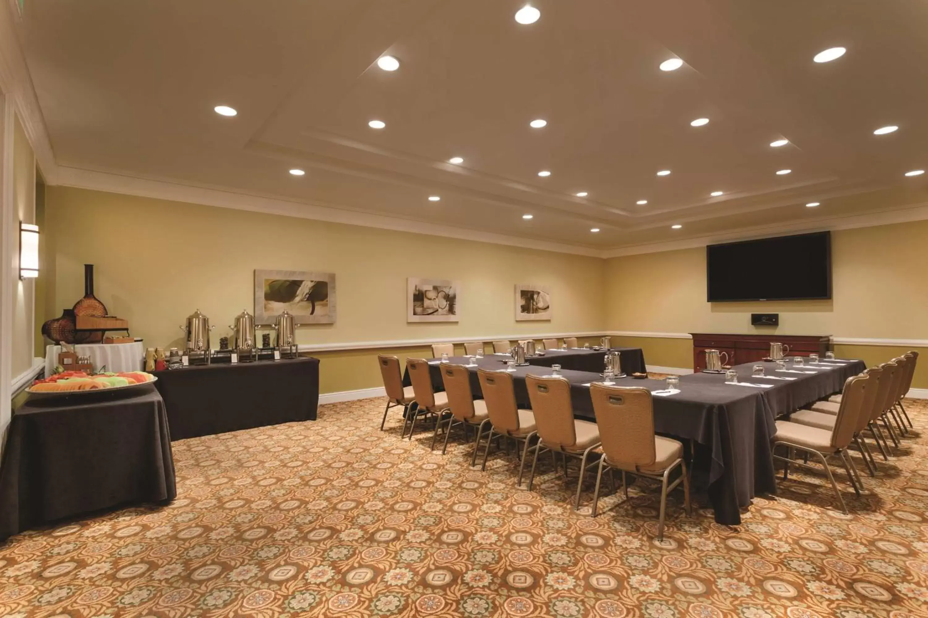 Meeting/conference room in The Waterfront Beach Resort, A Hilton Hotel