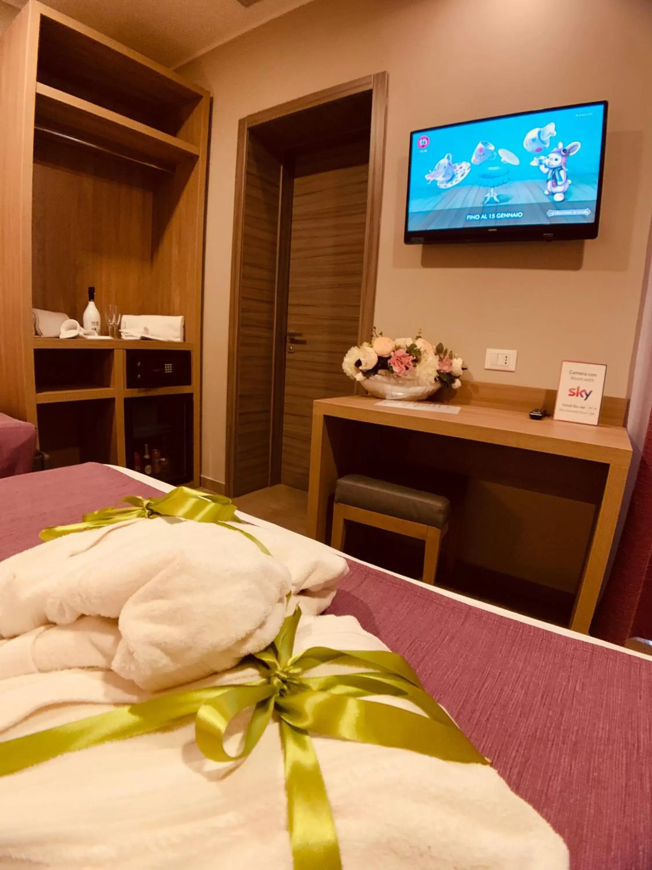 Bedroom, TV/Entertainment Center in Hotel Smeraldo