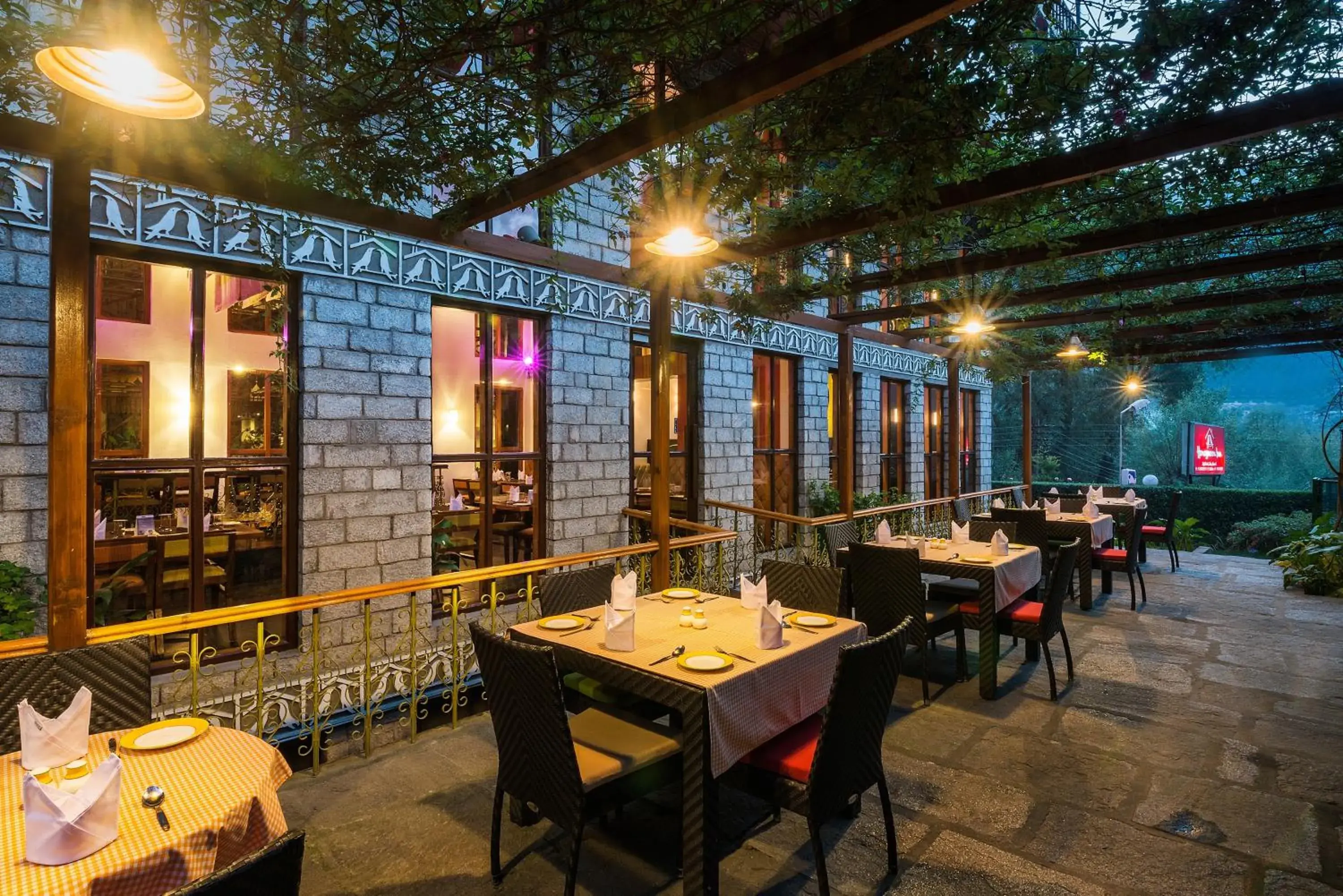 Restaurant/Places to Eat in Honeymoon Inn - Manali