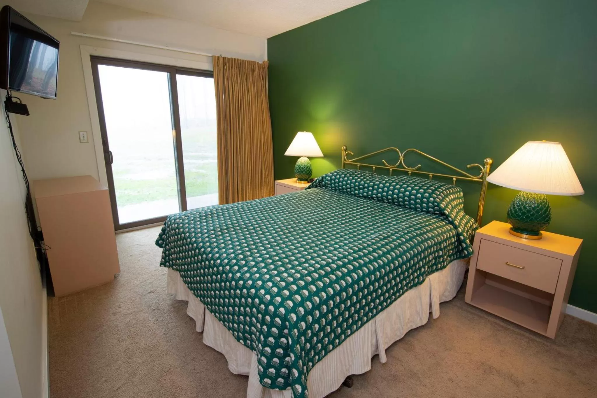 Photo of the whole room, Bed in Winterplace on Okemo Mountain