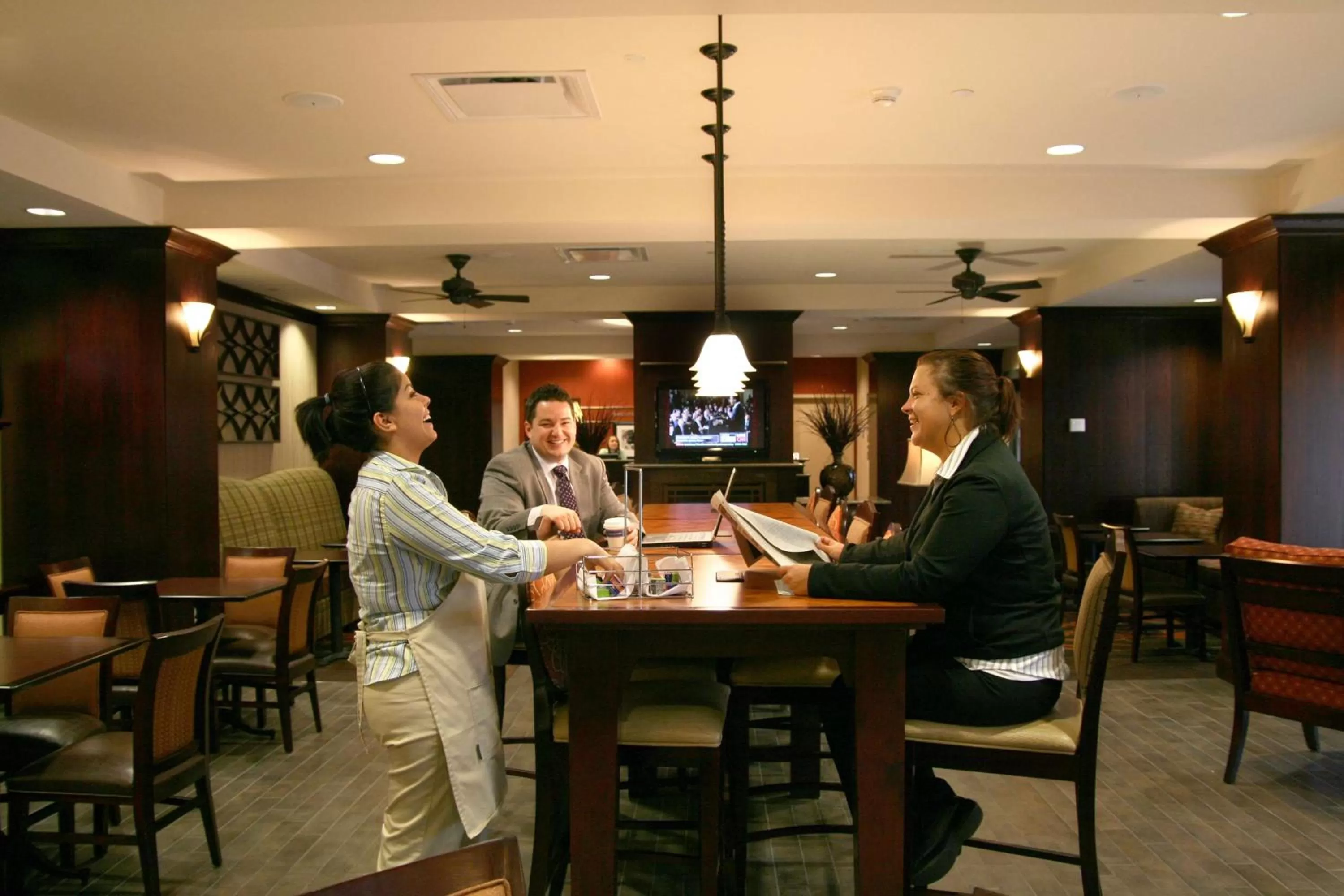 Dining area in Hampton Inn Rochester-Webster
