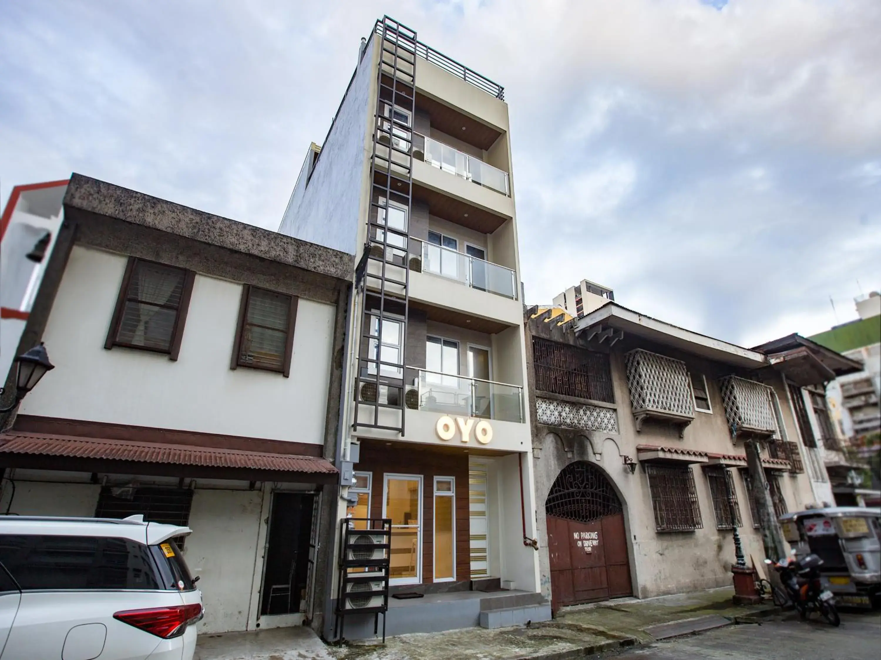 Facade/entrance, Property Building in OYO 605 The Quarters