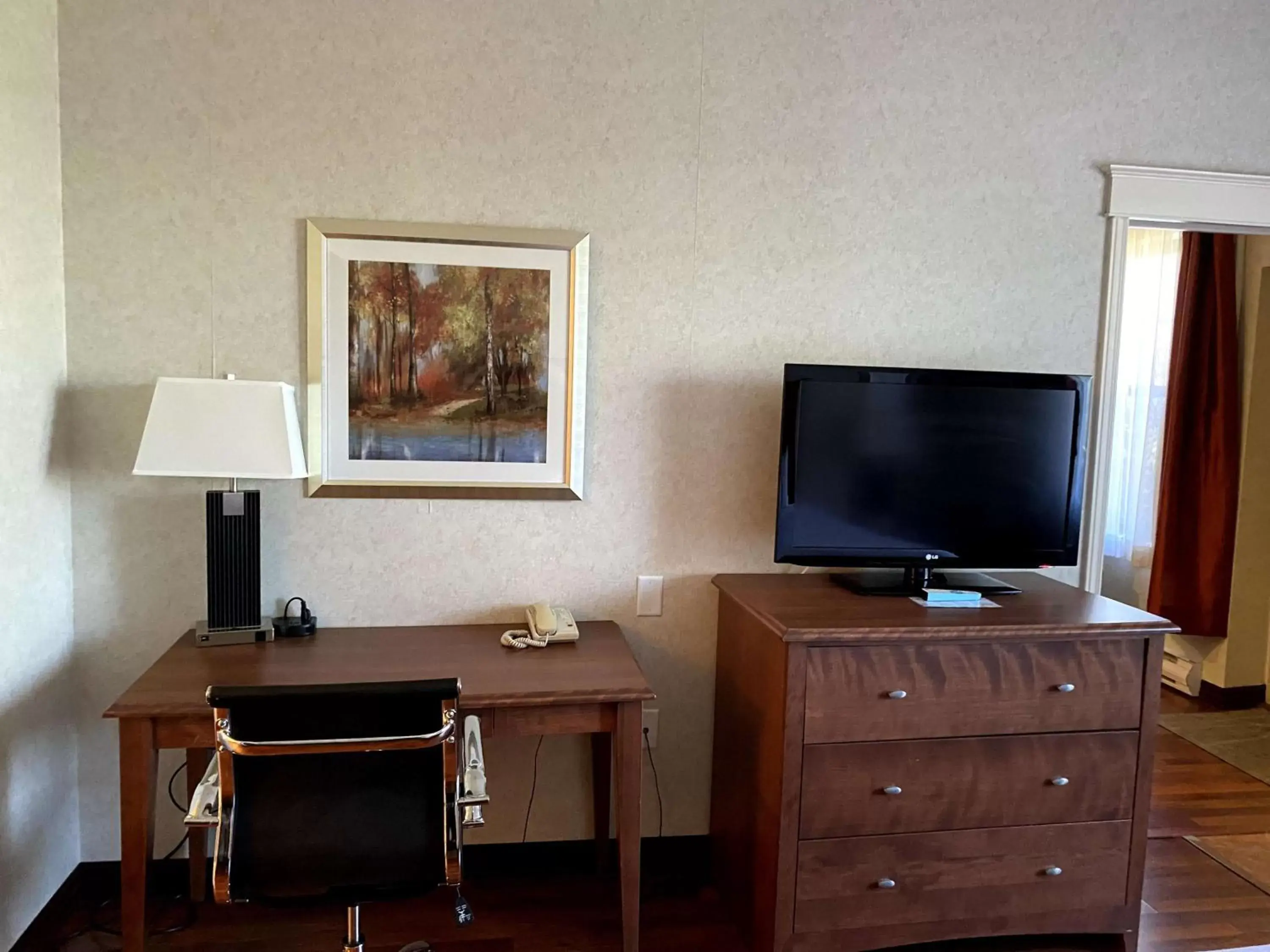Photo of the whole room, TV/Entertainment Center in Best Western Glengarry
