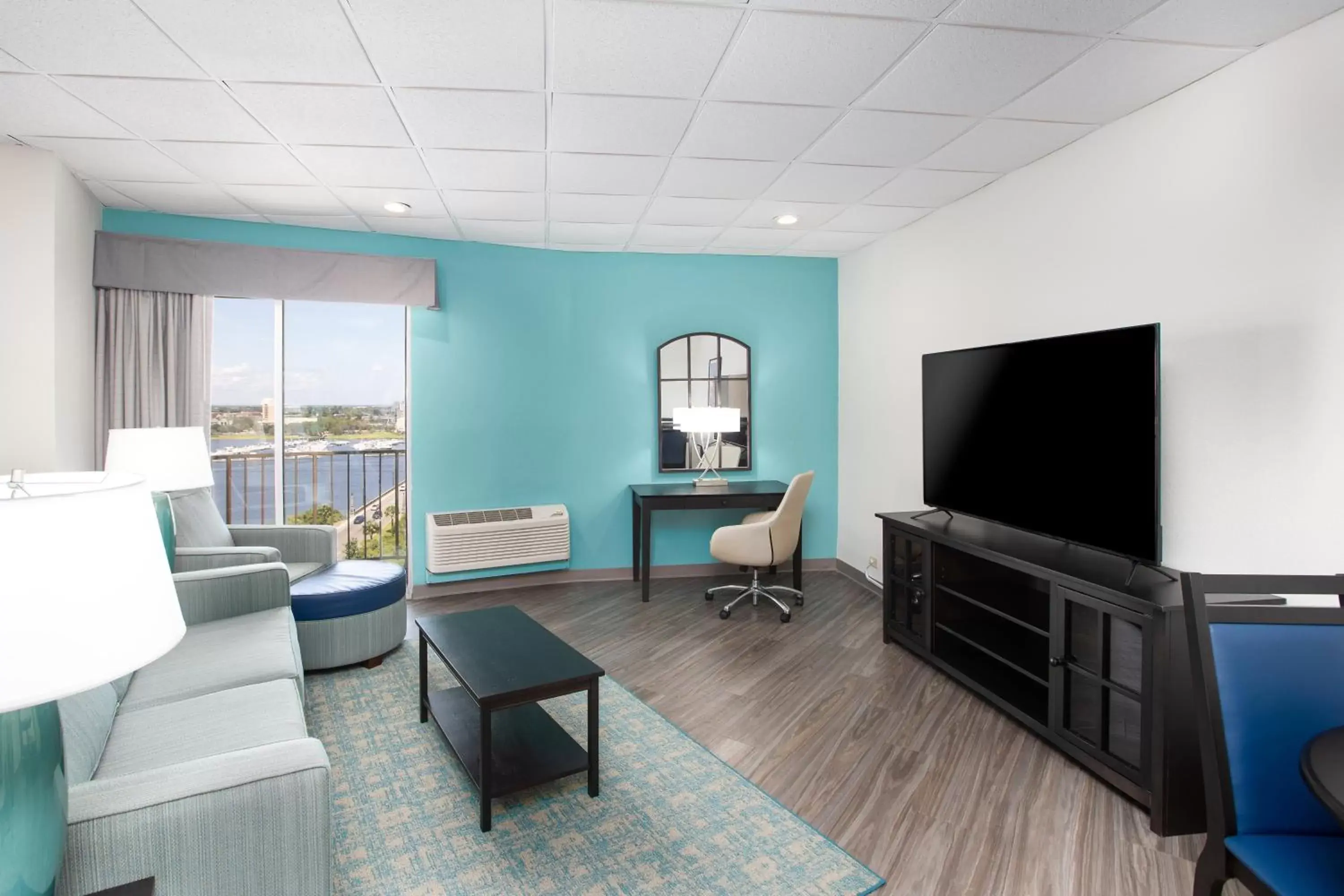 Bedroom, TV/Entertainment Center in Holiday Inn Charleston-Riverview, an IHG Hotel