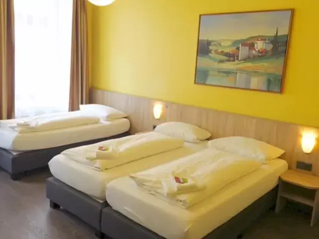 Photo of the whole room, Bed in Hotel Kieler Hof am Hauptbahnhof - Hamburg Central Station