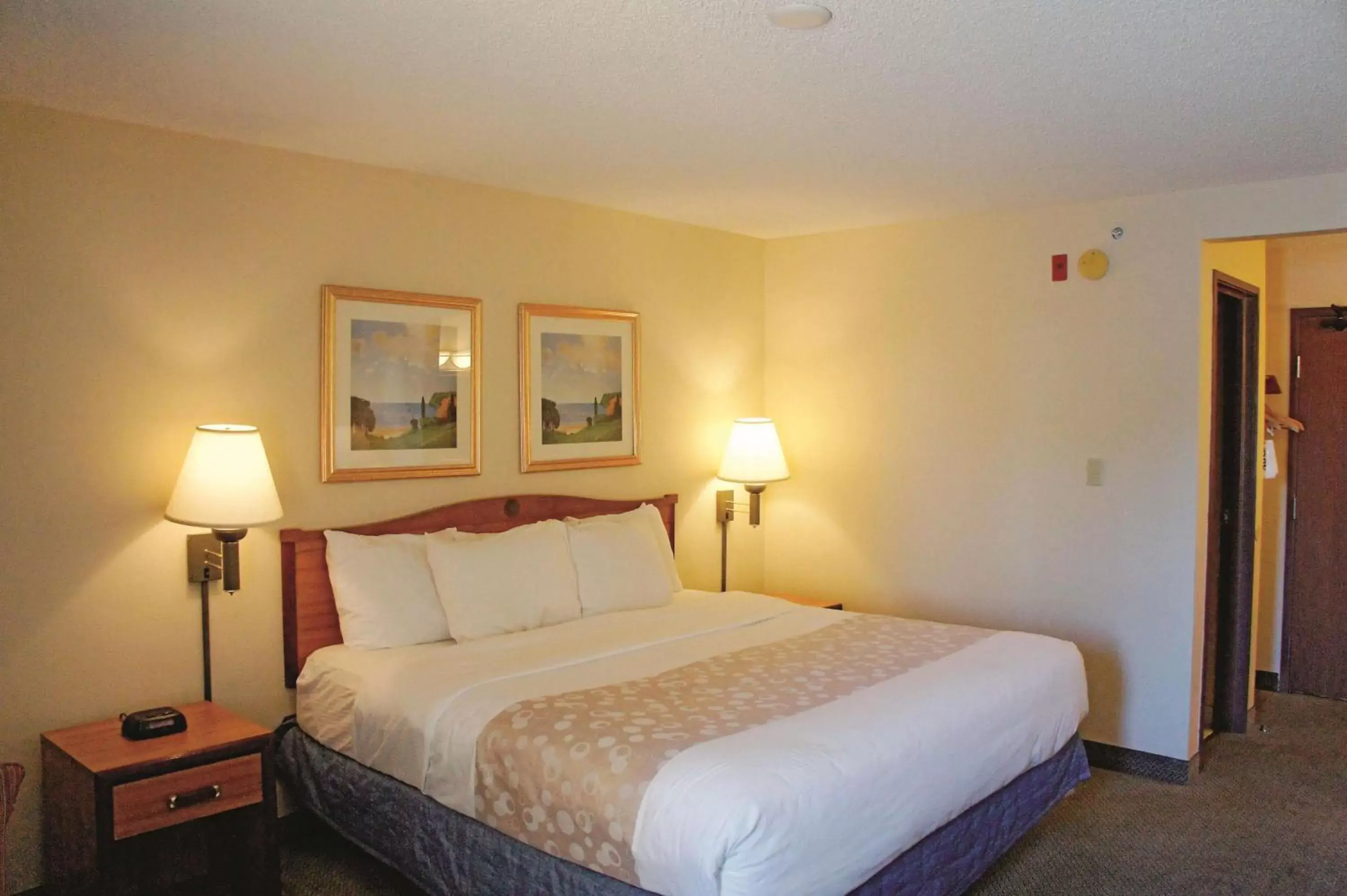Photo of the whole room, Bed in La Quinta by Wyndham El Paso West Bartlett