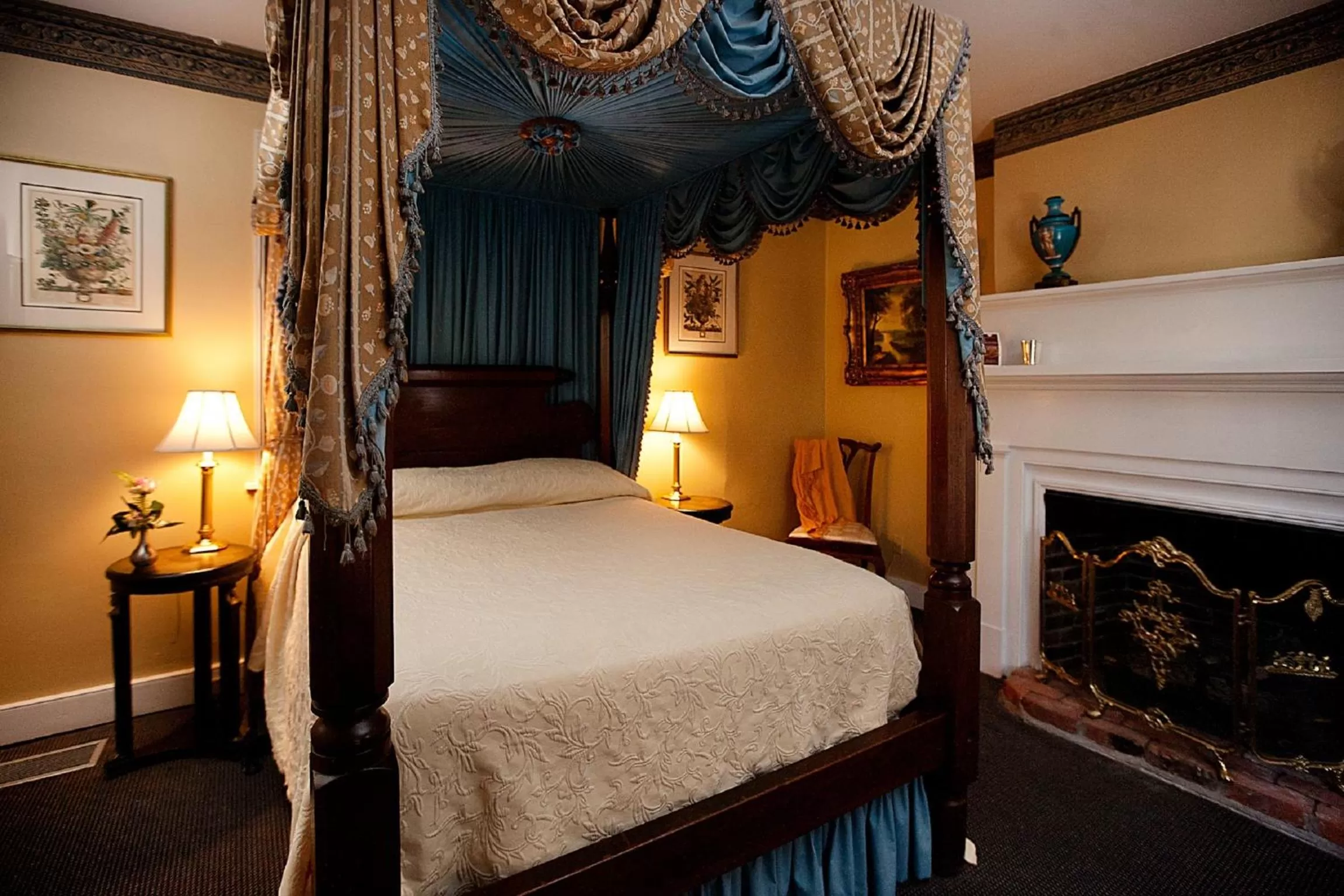 Bedroom, Bed in Monmouth Historic Inn