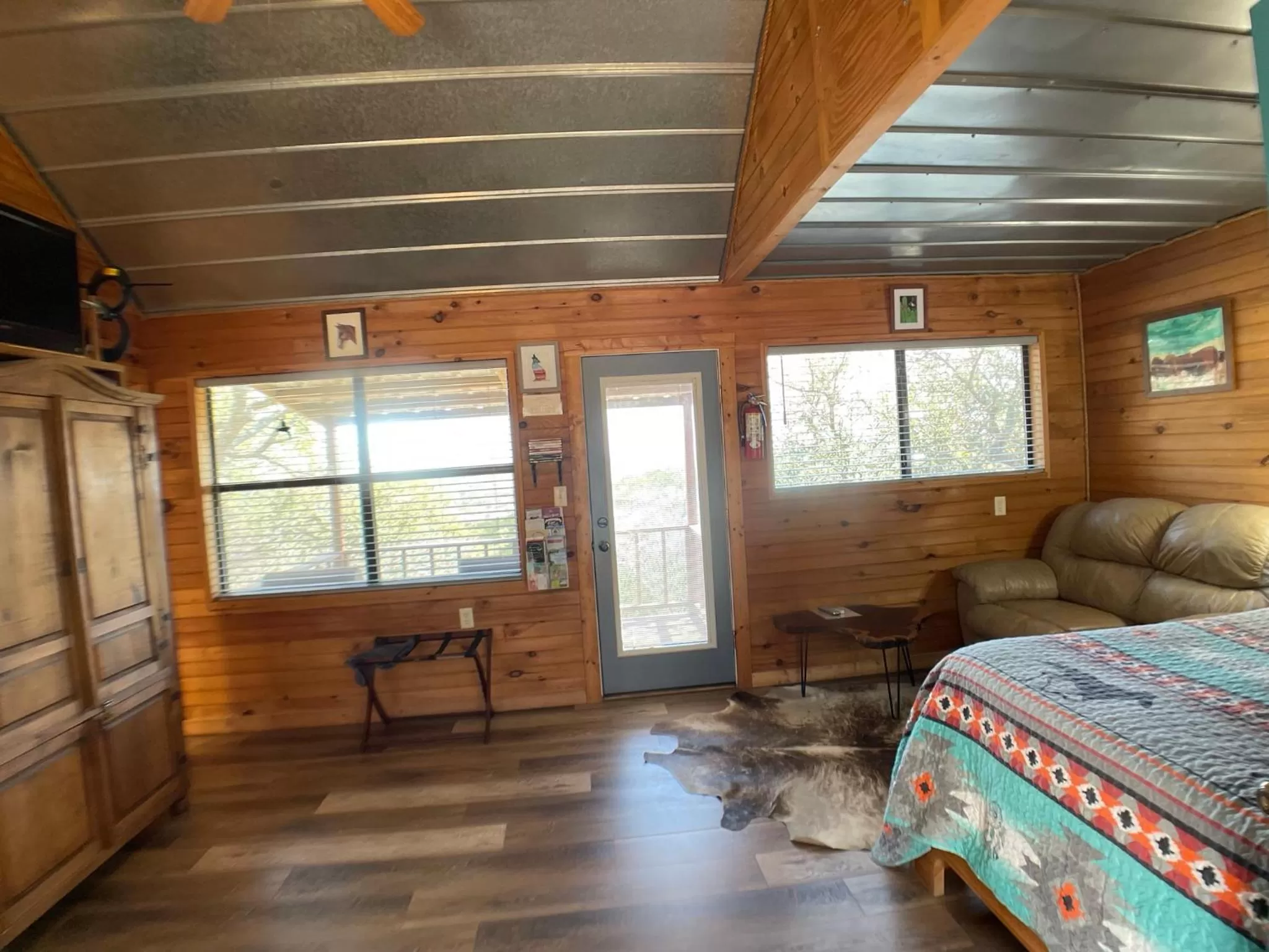 Living room in Walnut Canyon Cabins