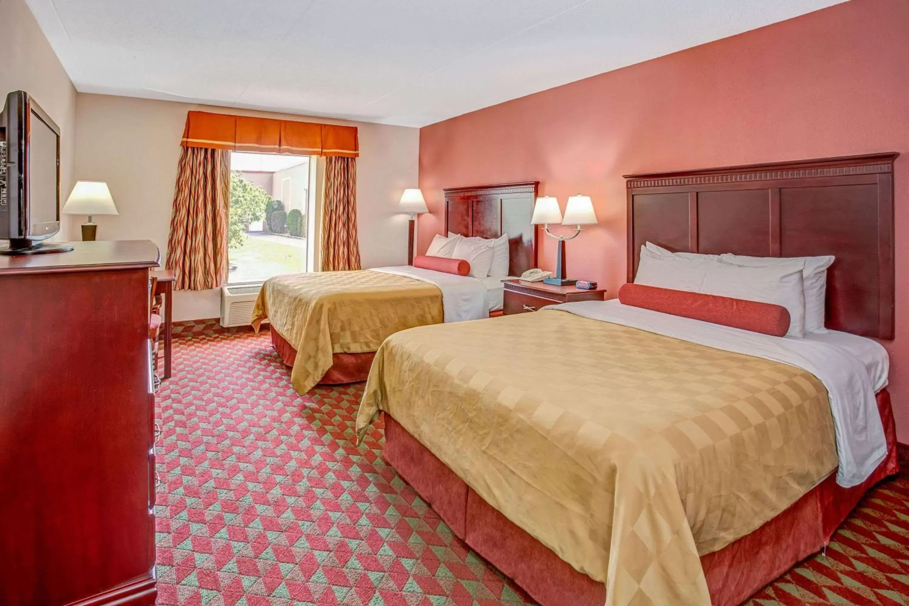 Photo of the whole room, Bed in Ramada by Wyndham Murfreesboro