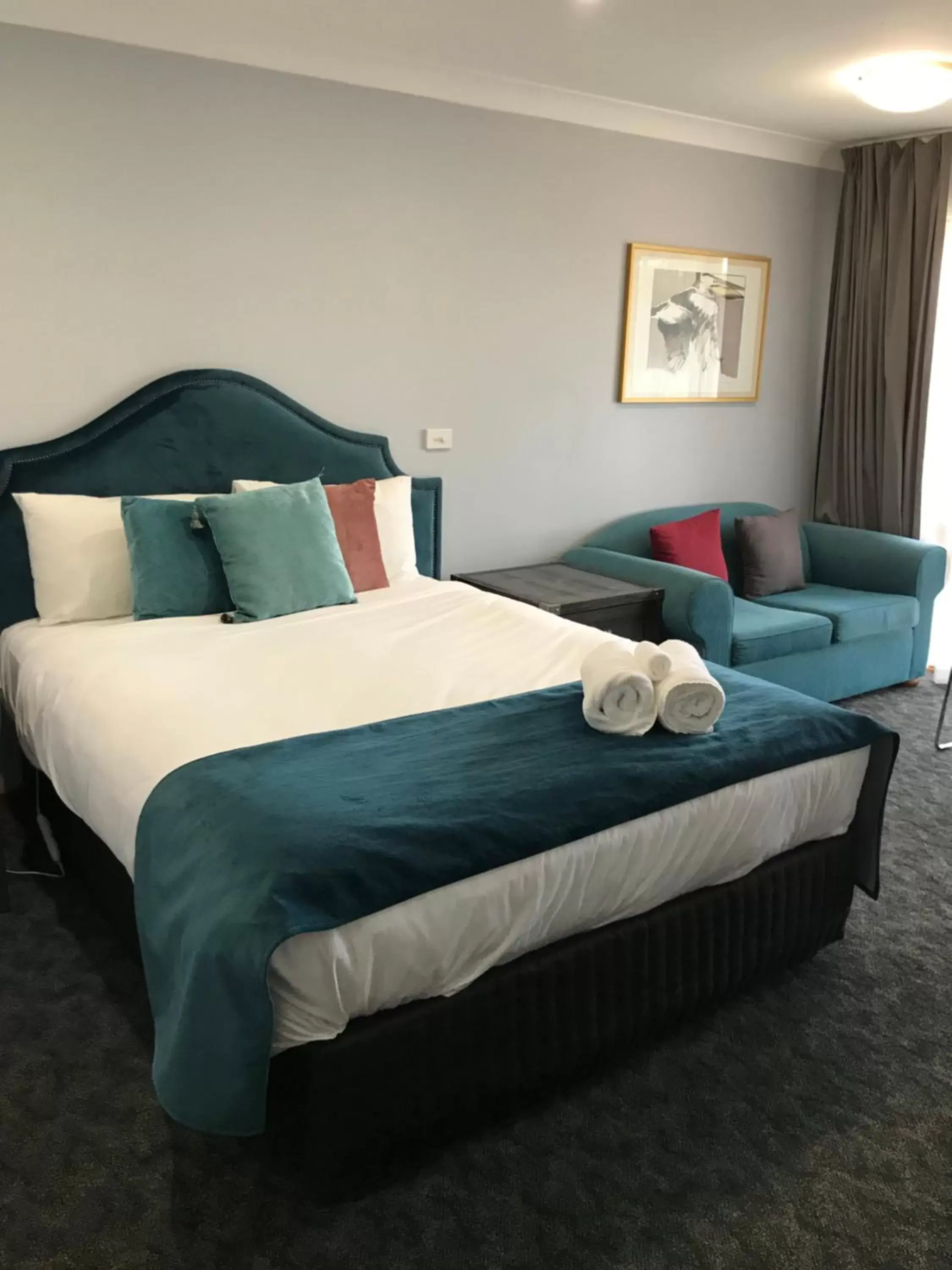 Seating area, Bed in Town & Country Motor Inn