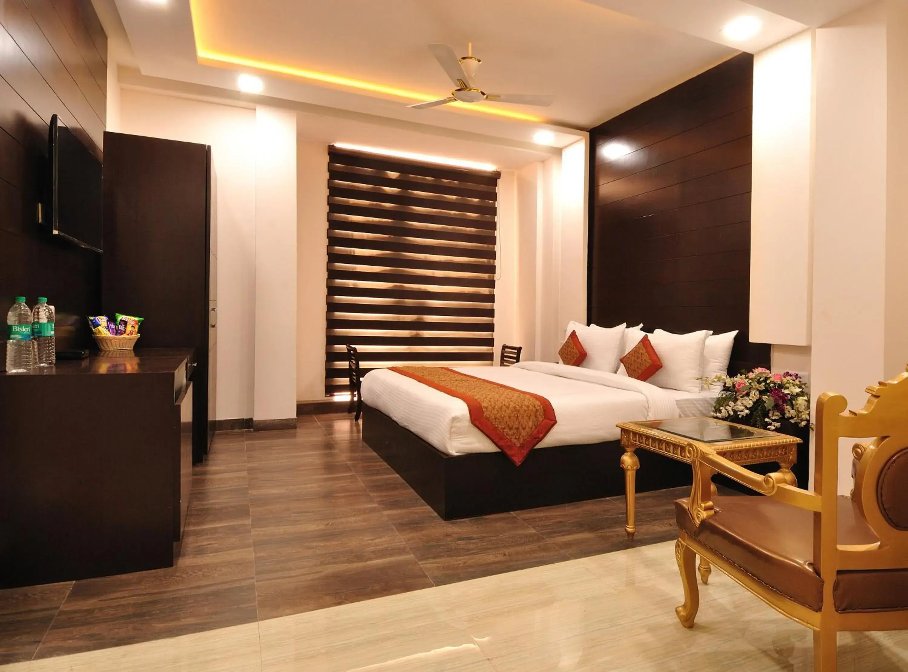 Photo of the whole room, Bed in Hotel Kings Inn, Karol Bagh, New Delhi