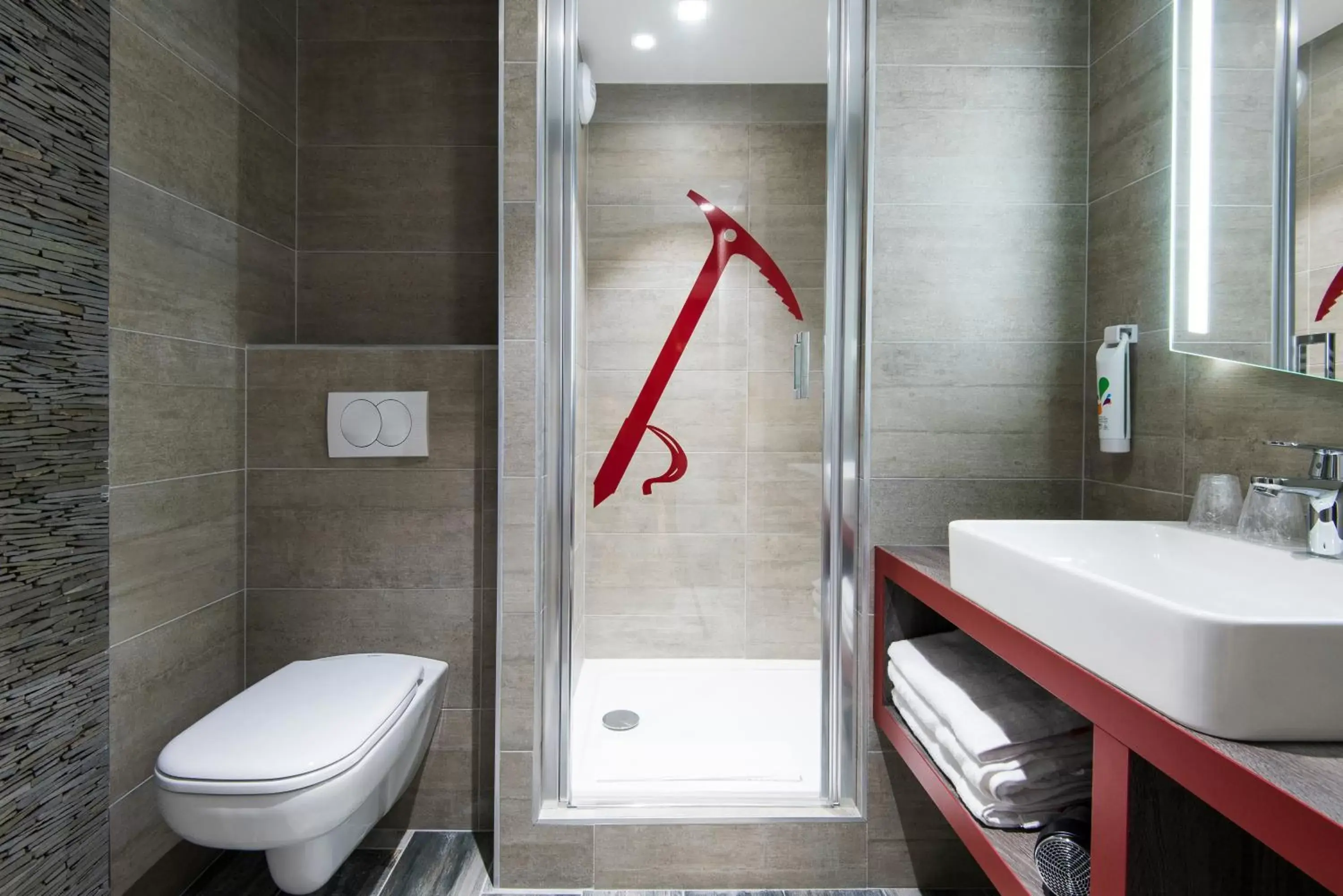 Shower, Bathroom in Ibis Styles Sallanches Pays du Mont-Blanc