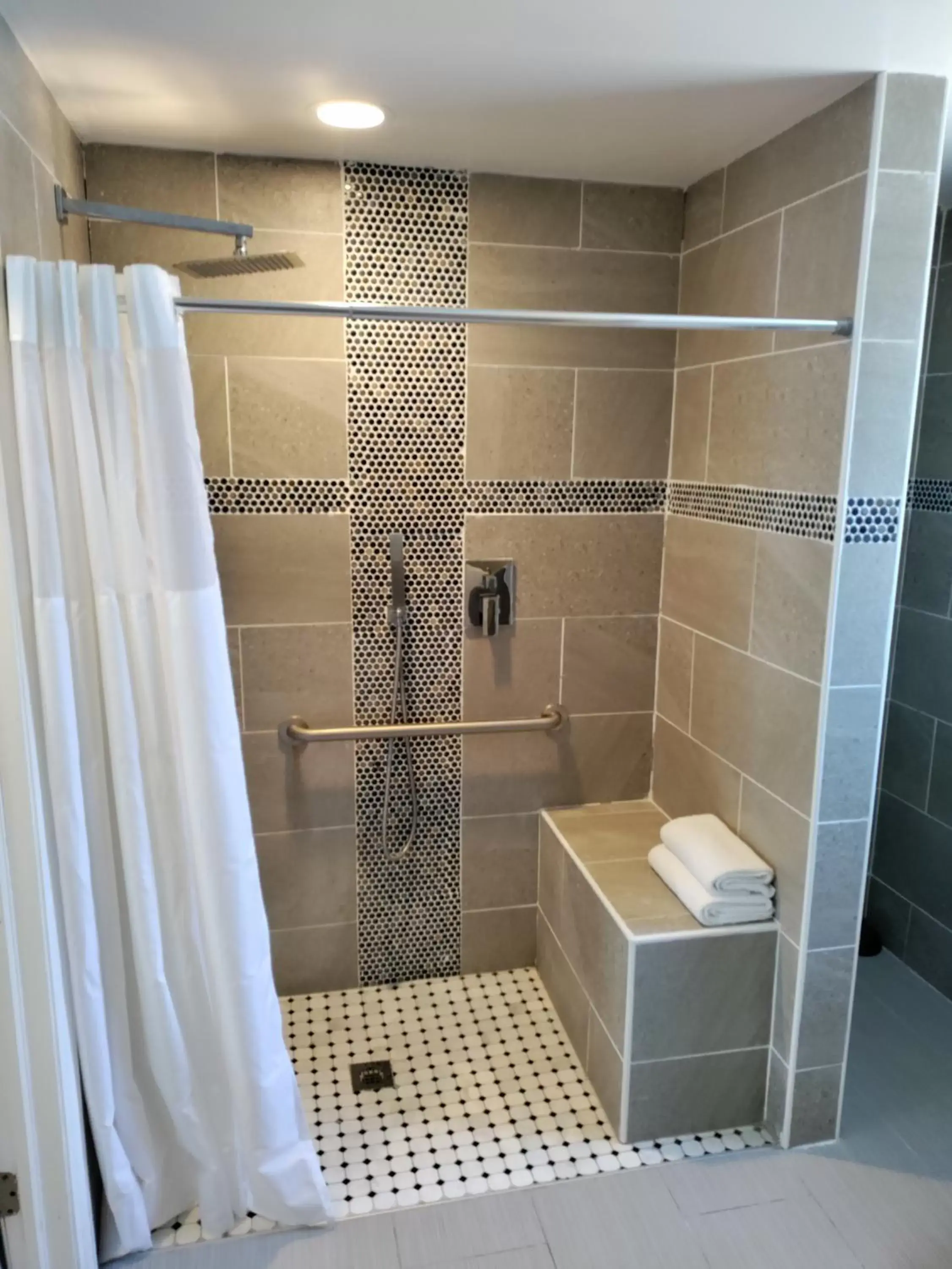 Shower, Bathroom in Sunset Beach Hotel