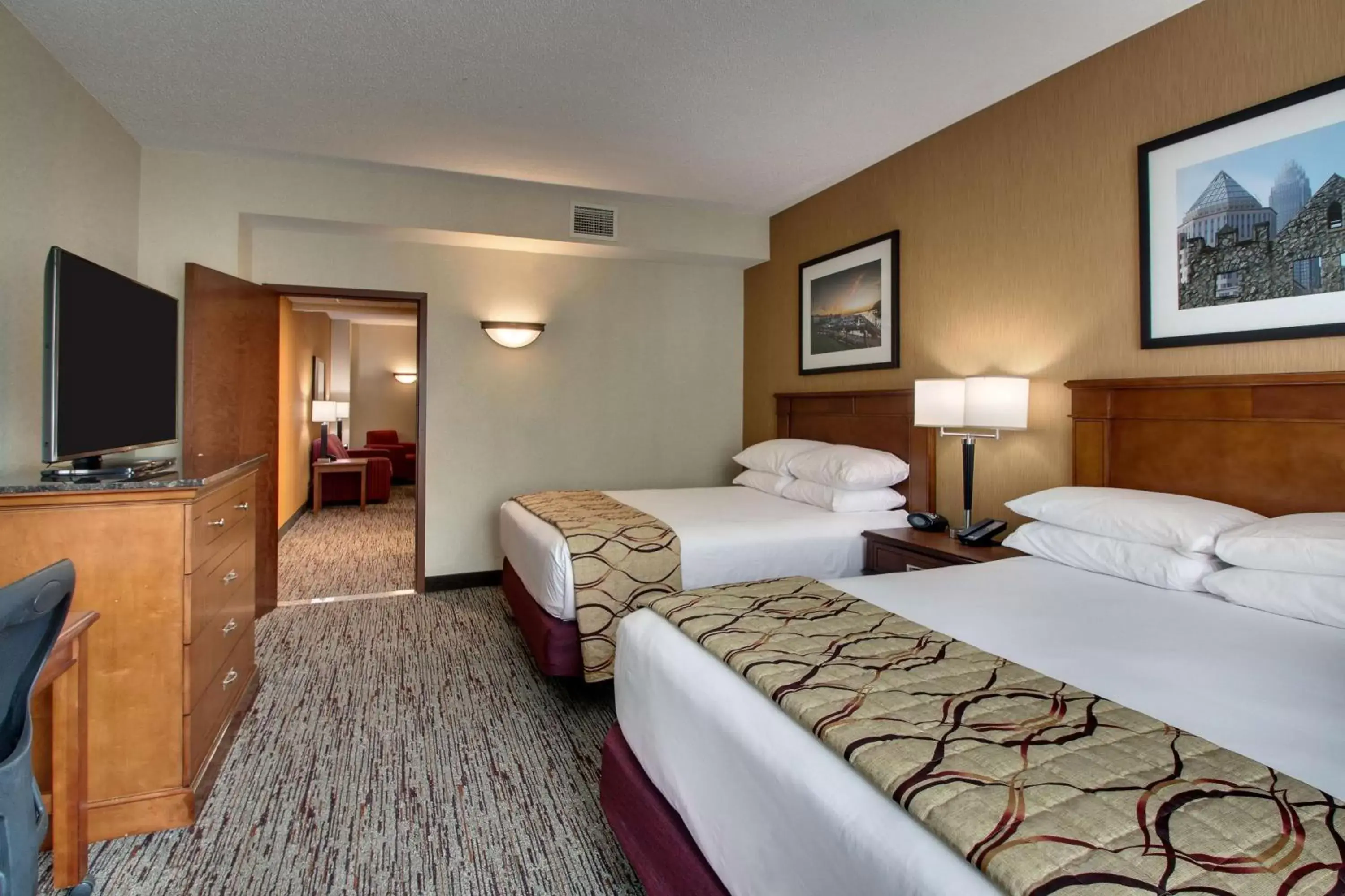 Photo of the whole room, Bed in Drury Inn & Suites Charlotte Northlake