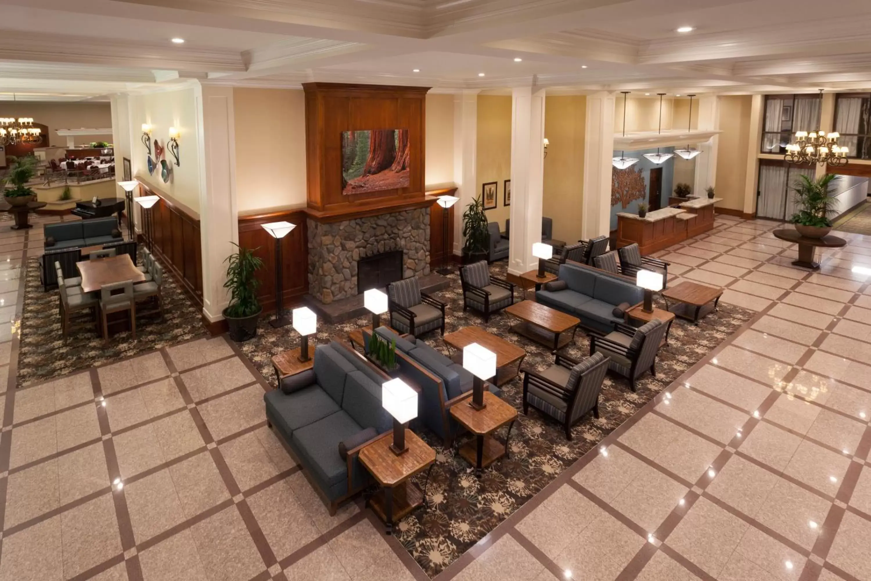 Lobby or reception, Restaurant/Places to Eat in Wyndham Visalia