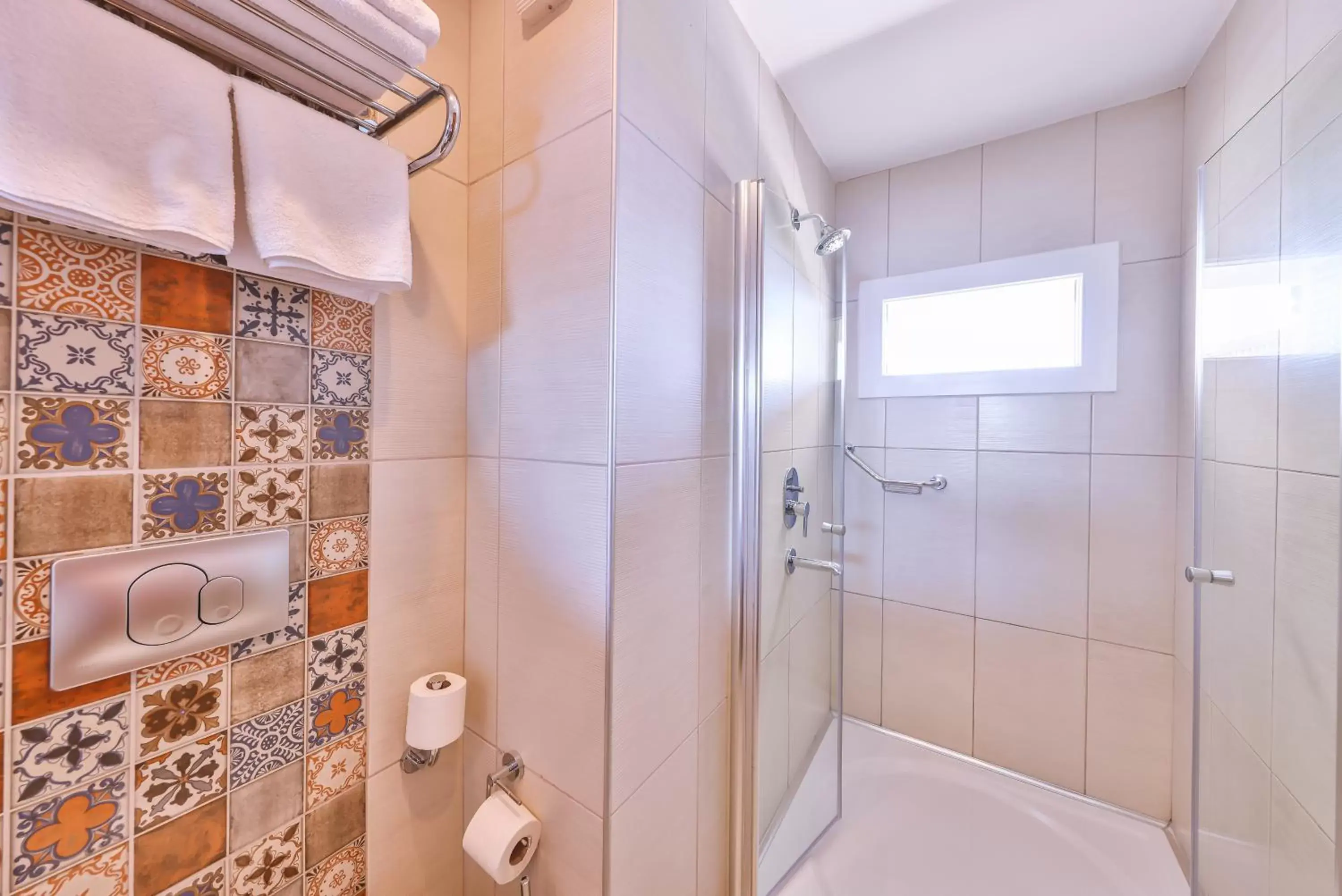 Shower, Bathroom in Olea Nova Hotel