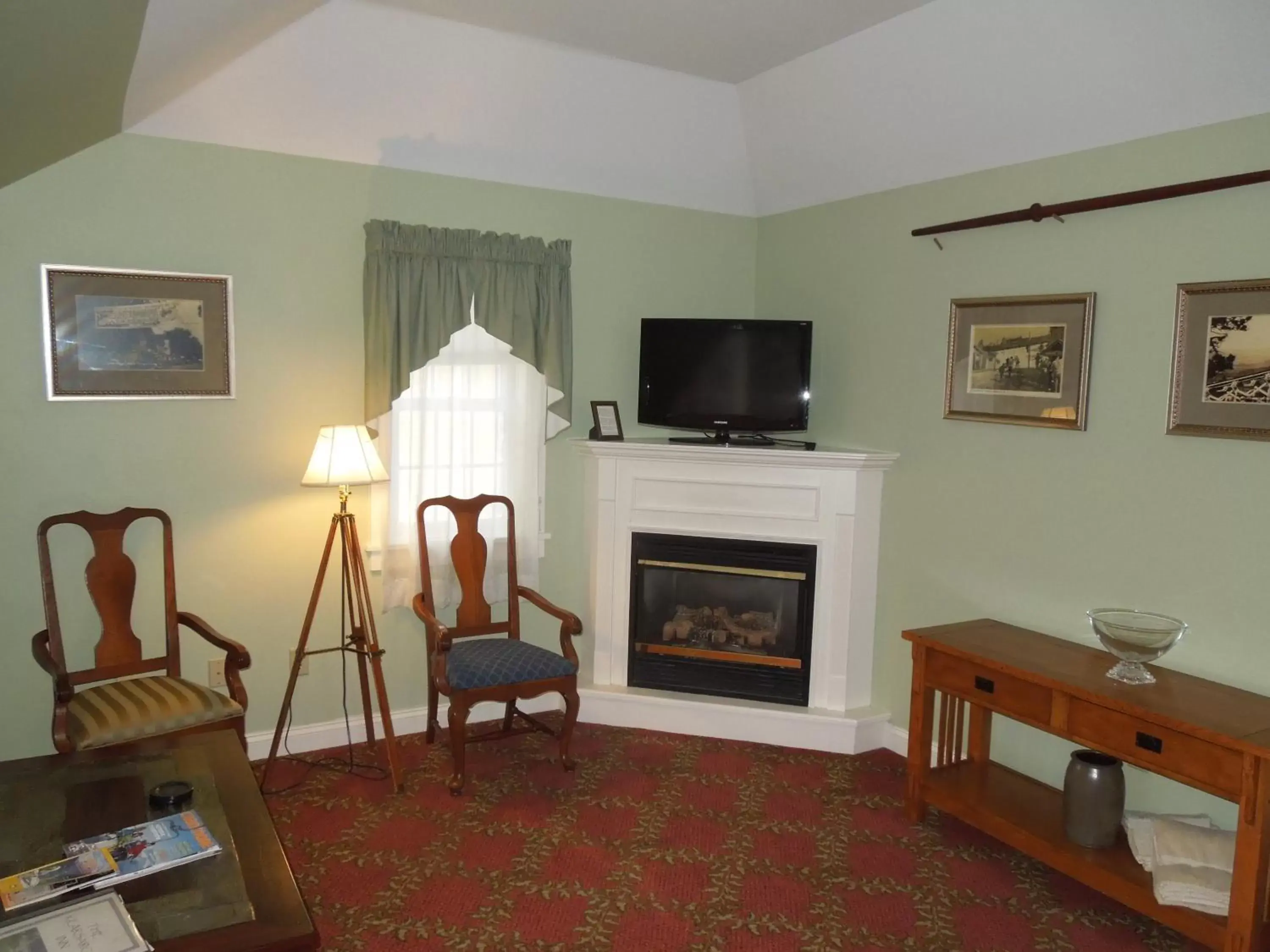 TV and multimedia, TV/Entertainment Center in Kearsarge Inn