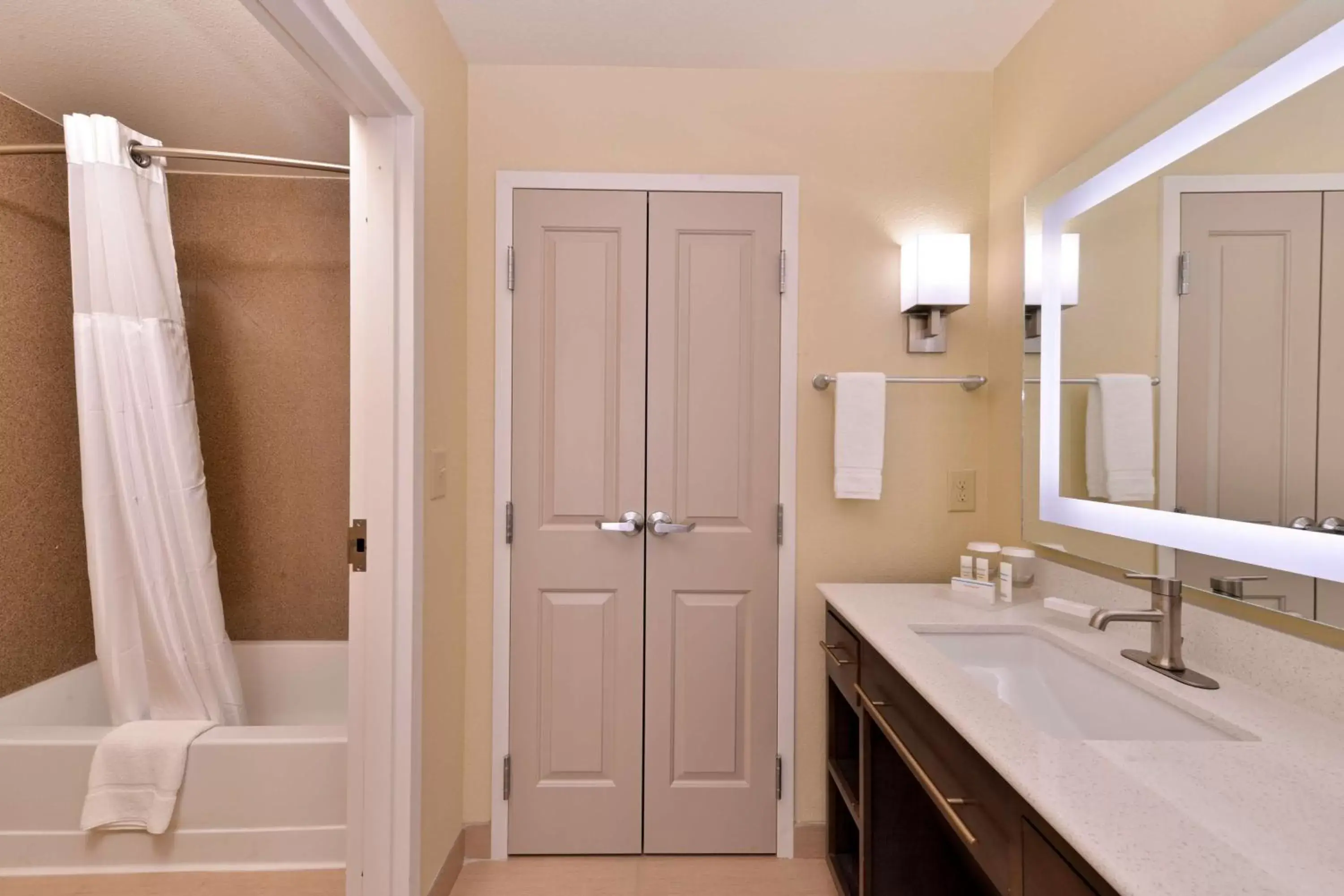 Bathroom in Homewood Suites by Hilton Houma