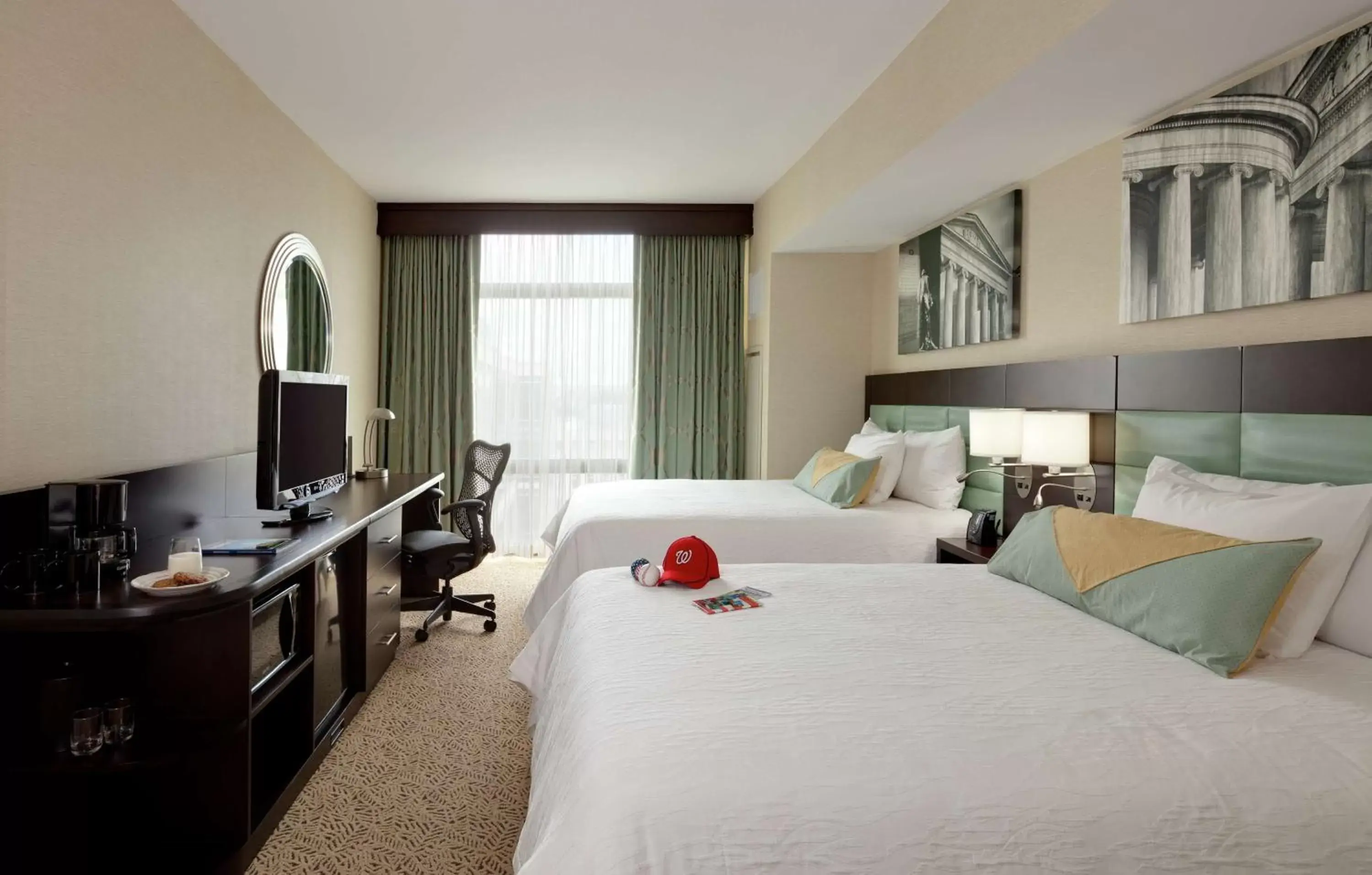 Bedroom, TV/Entertainment Center in Hilton Garden Inn Washington D.C./U.S. Capitol