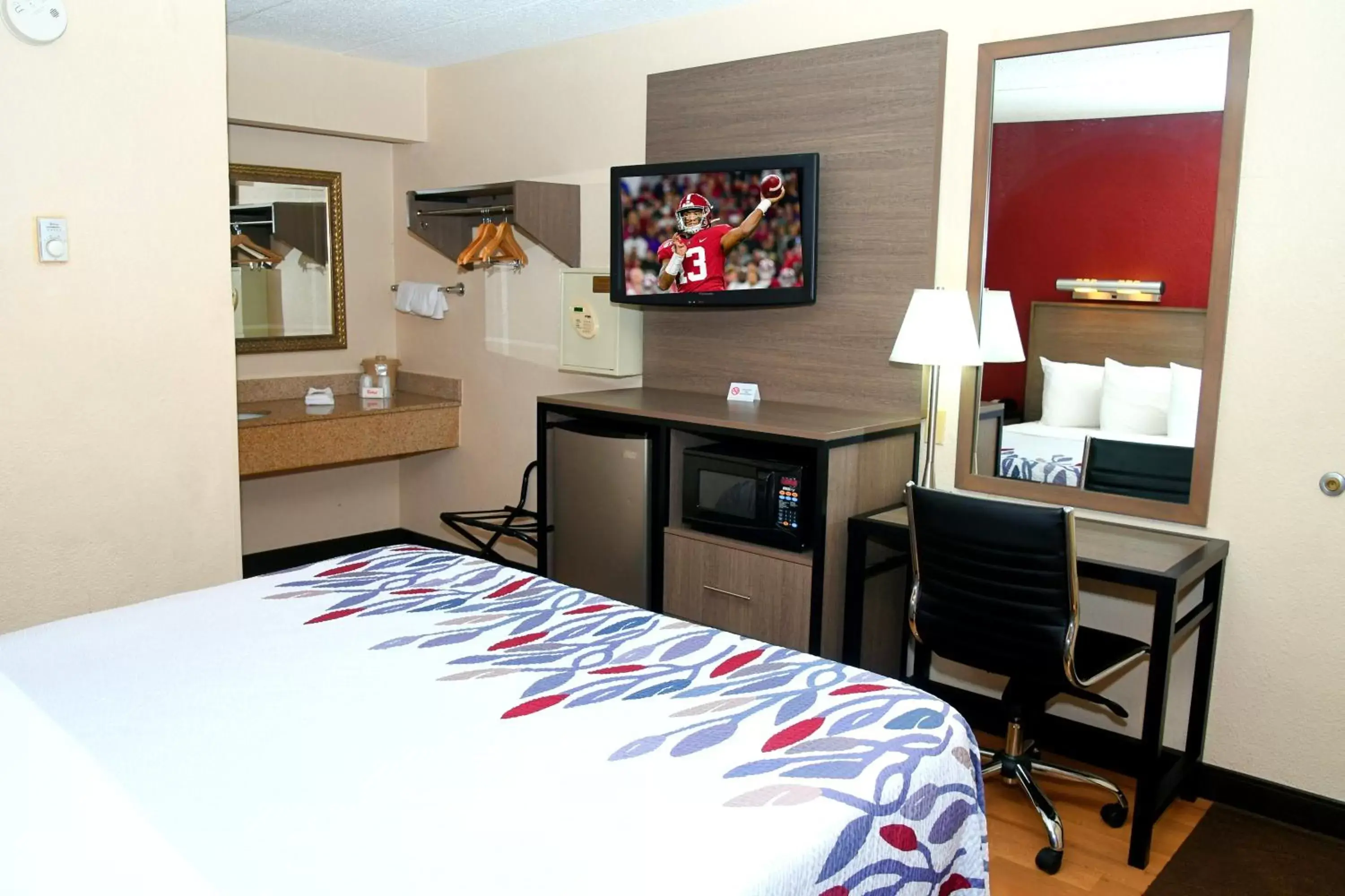Bedroom, TV/Entertainment Center in Red Roof Inn Richmond South