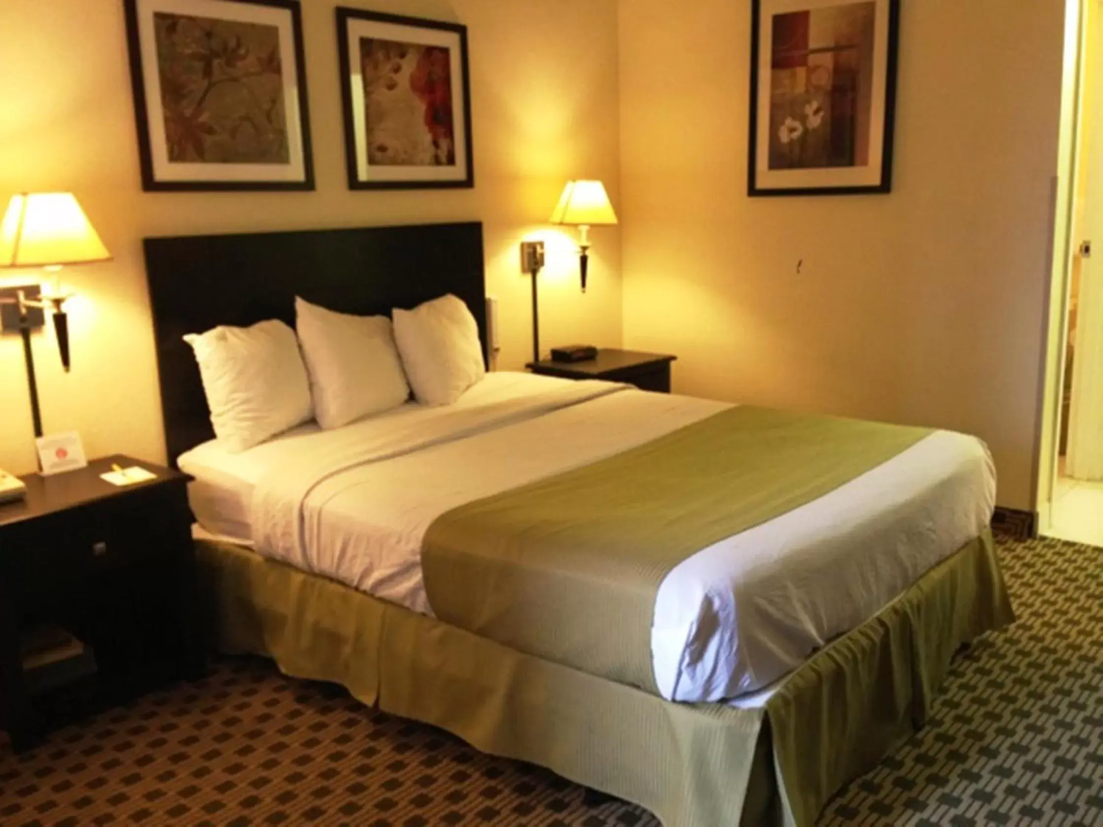 Bed in Days Inn by Wyndham Irving Grapevine DFW Airport North