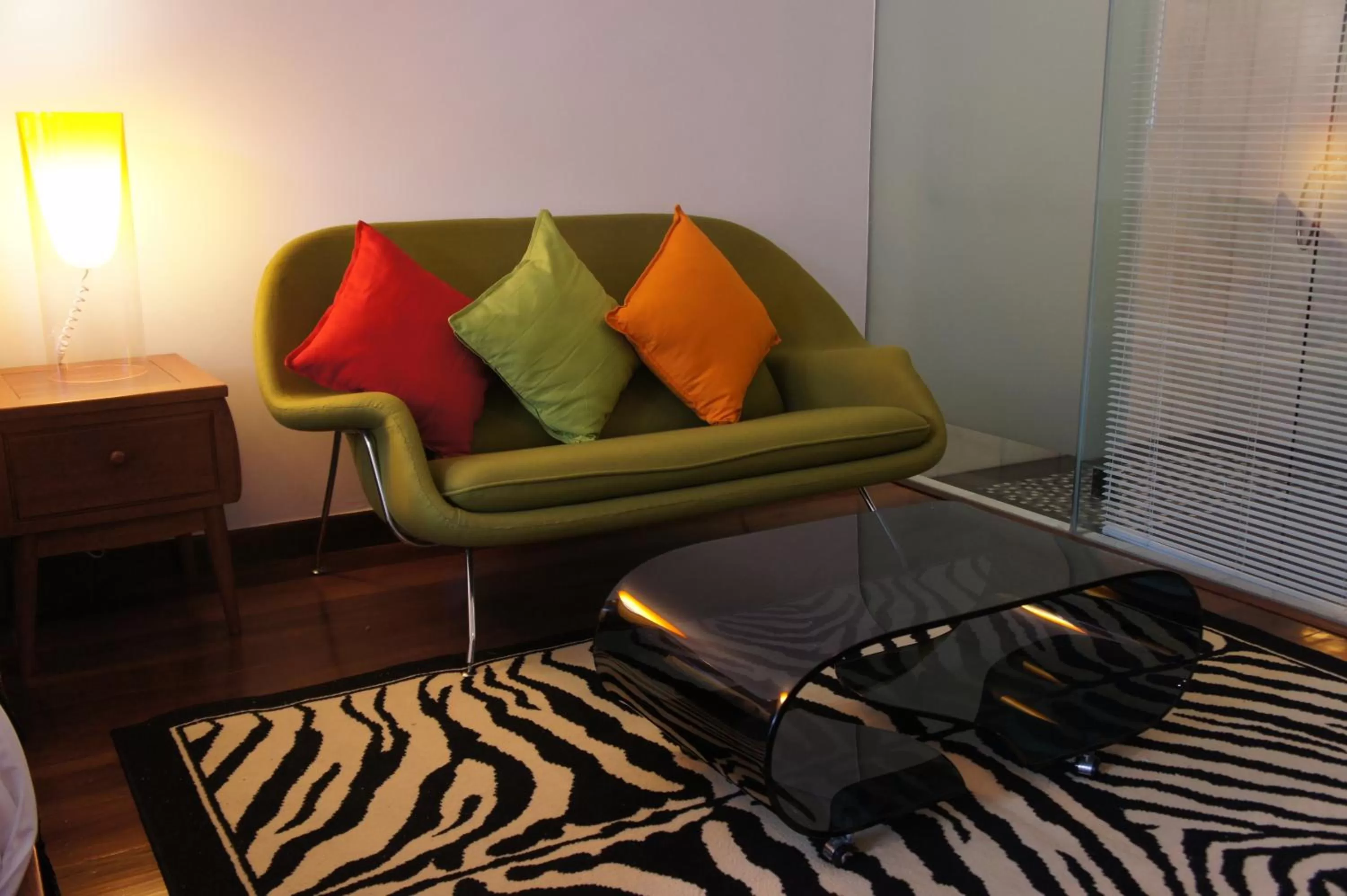 Seating area in Heeren Palm Suites