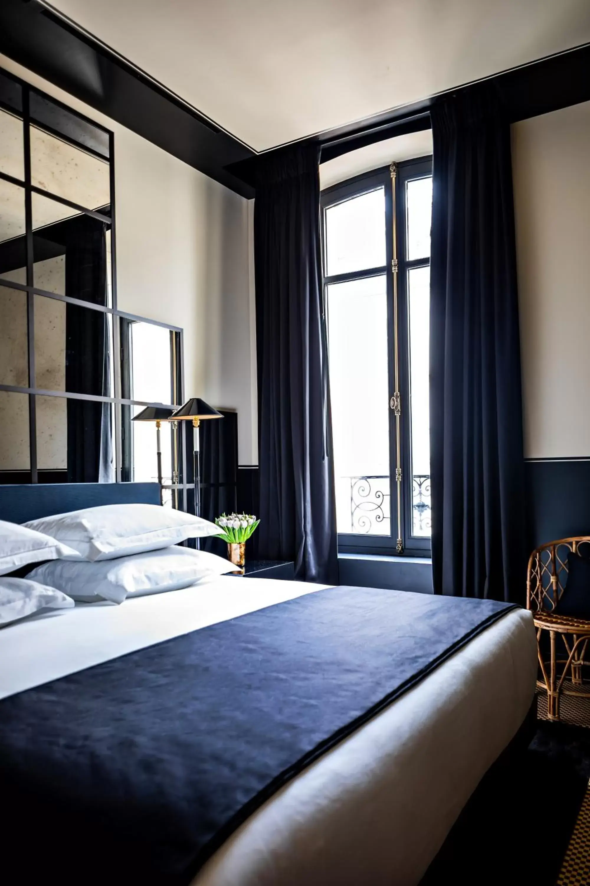 Bed in Monsieur George Hotel & Spa - Champs-Elysées