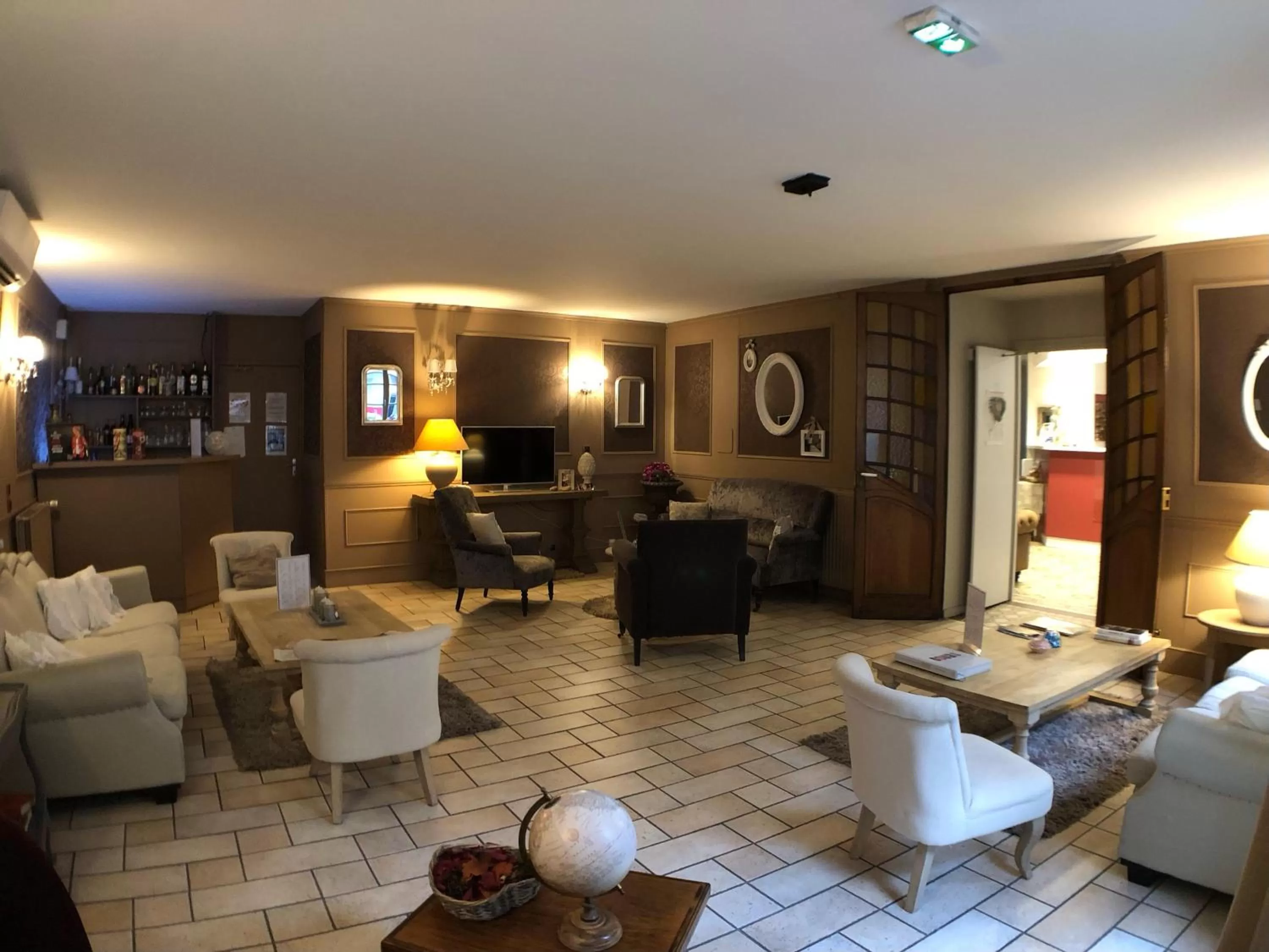 TV and multimedia in The Originals Boutique, Hôtel de la Balance, Montbéliard