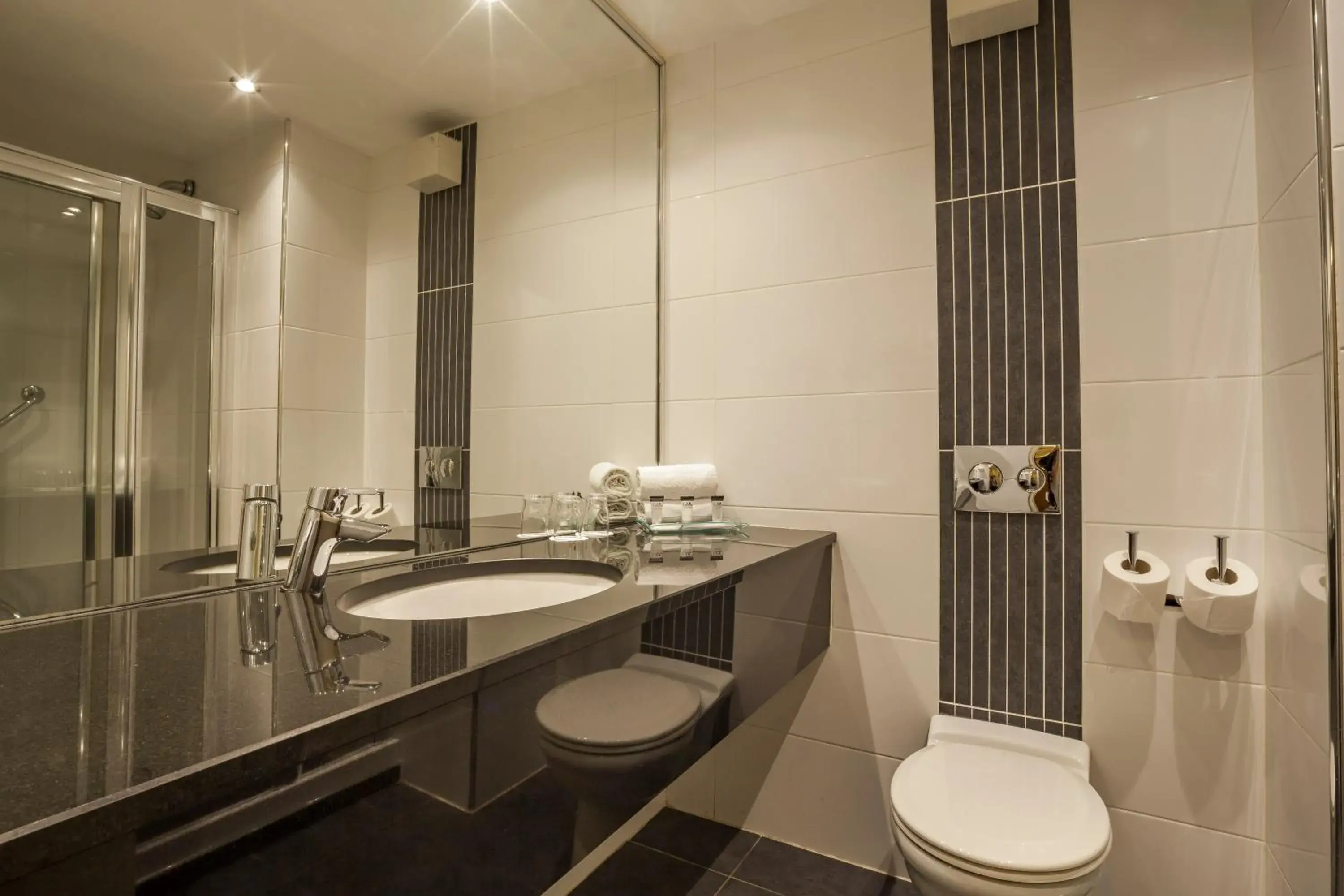 Bathroom in Skeffington Arms Hotel