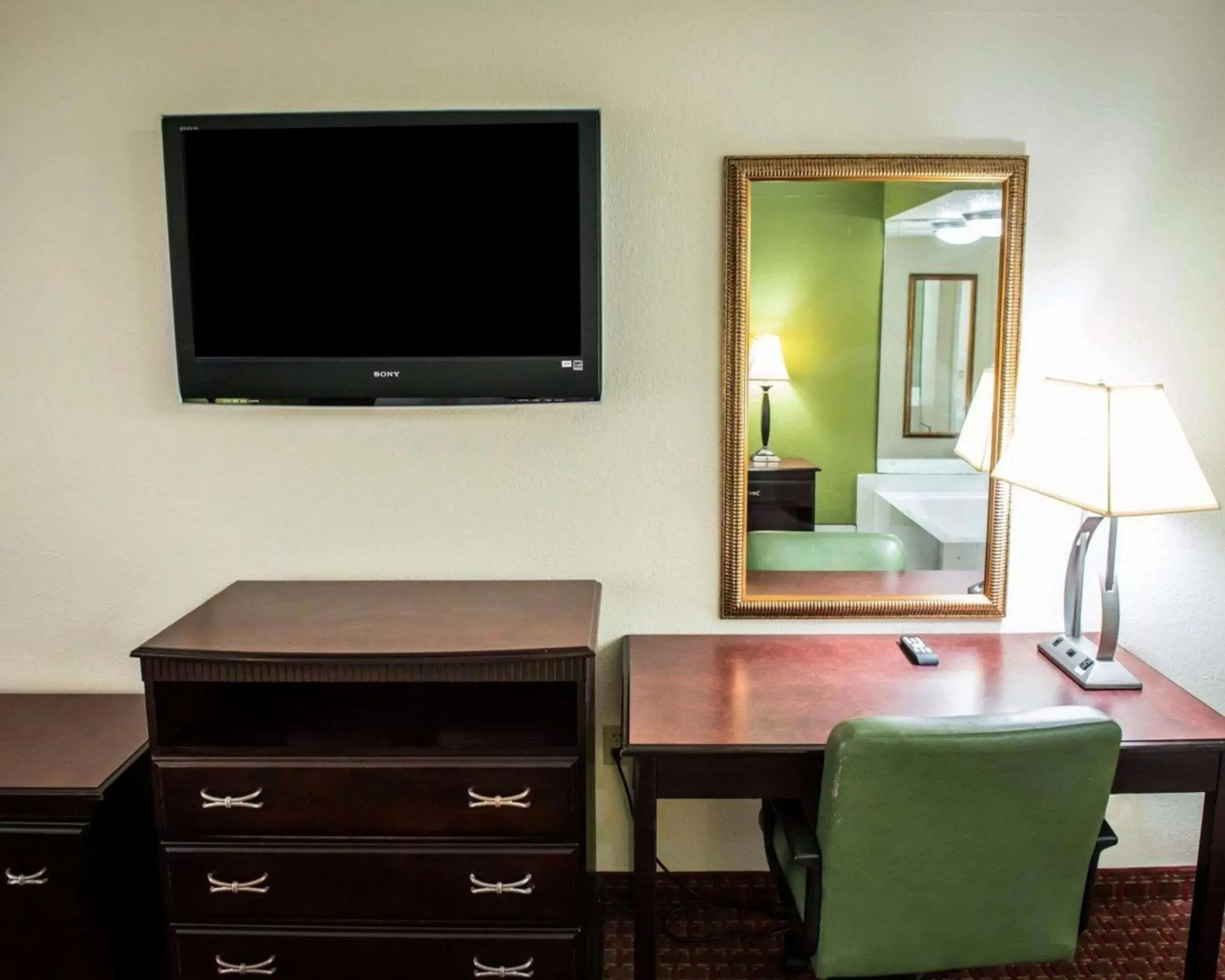 Photo of the whole room, TV/Entertainment Center in Quality Inn Chipley I-10 at Exit 120