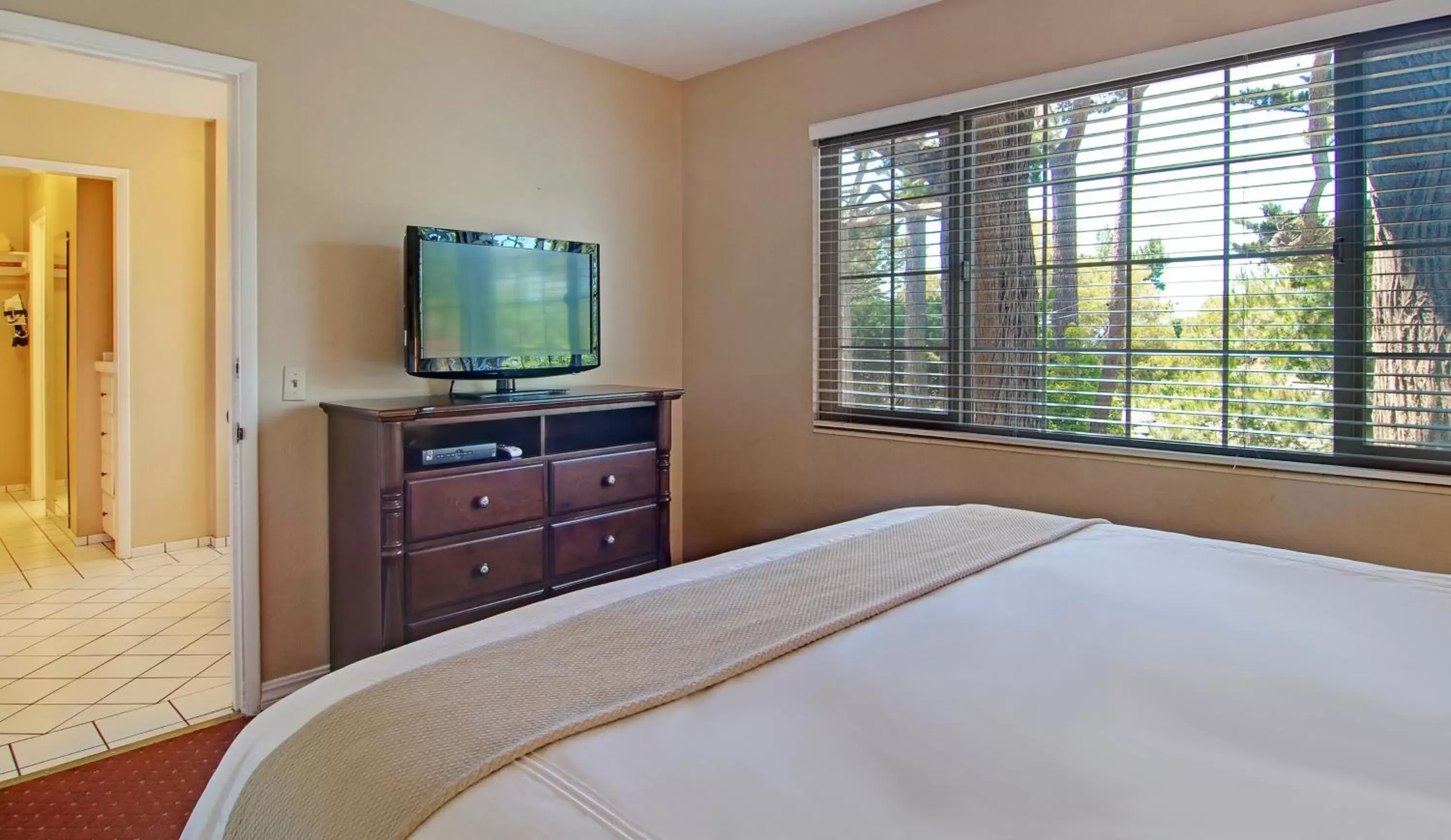 Bedroom, TV/Entertainment Center in Svendsgaard's Inn