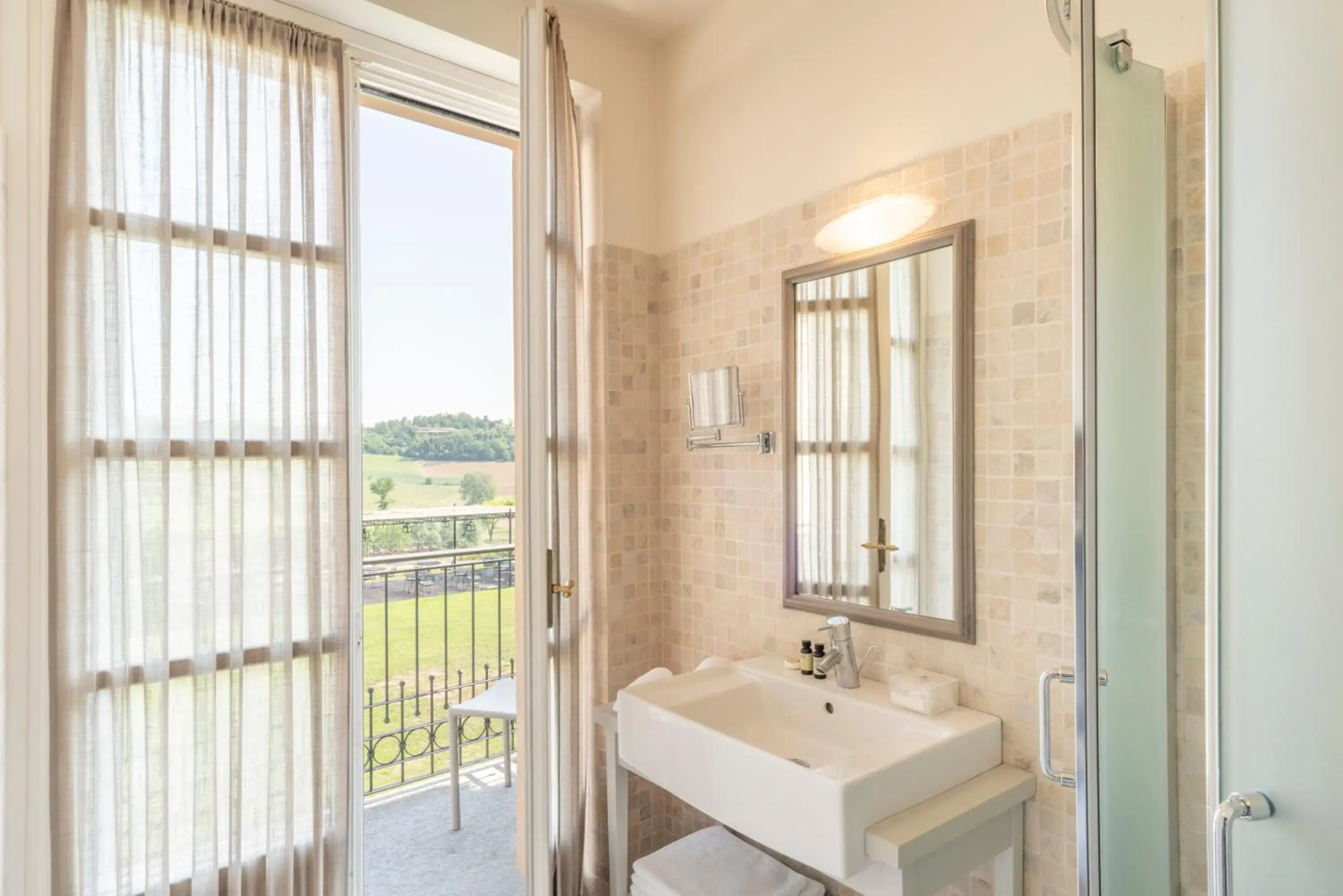 Bathroom in Spinerola Hotel in Cascina & Restaurant Uvaspina