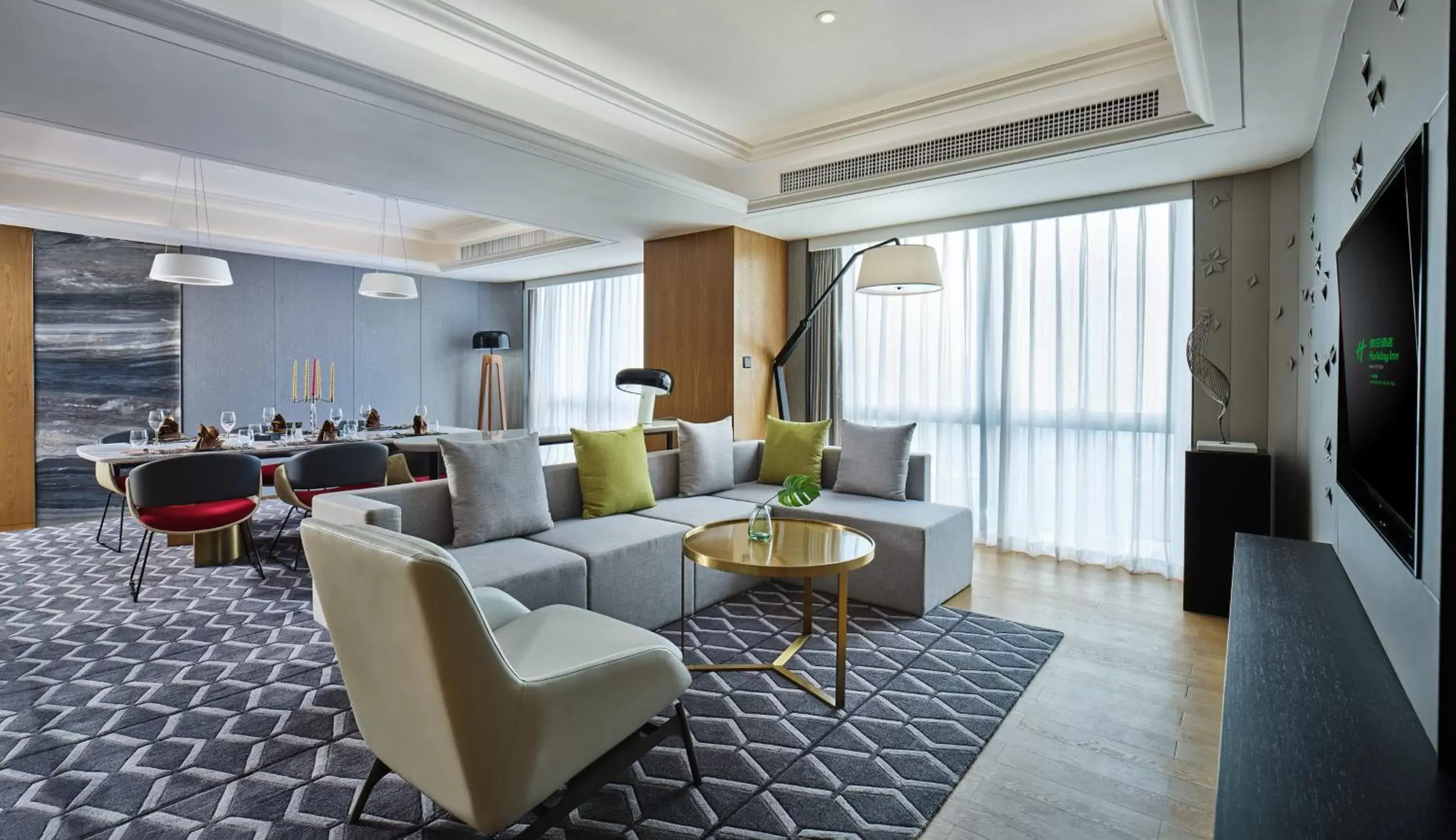 Photo of the whole room, Seating Area in Holiday Inn Guangzhou South Lake, an IHG Hotel