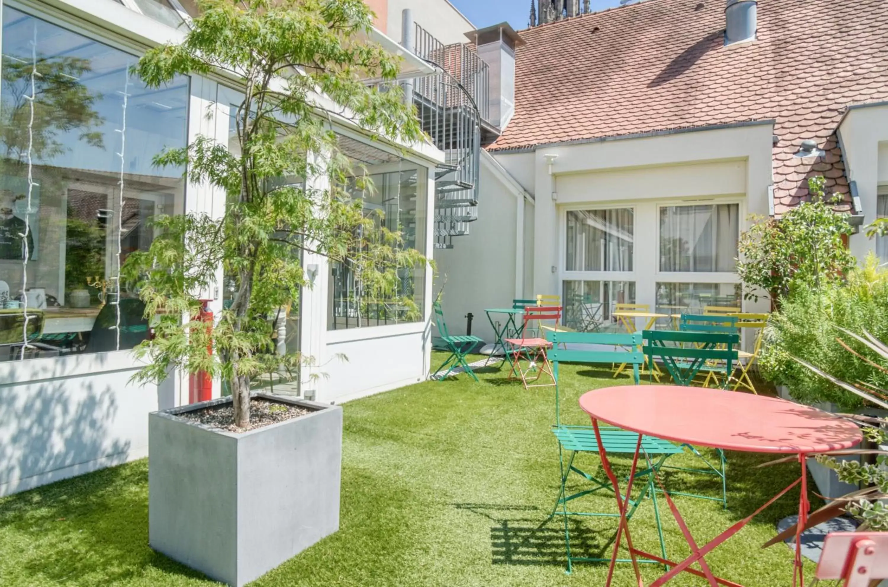 Patio, Property Building in La Maison Hôtel Mulhouse Centre