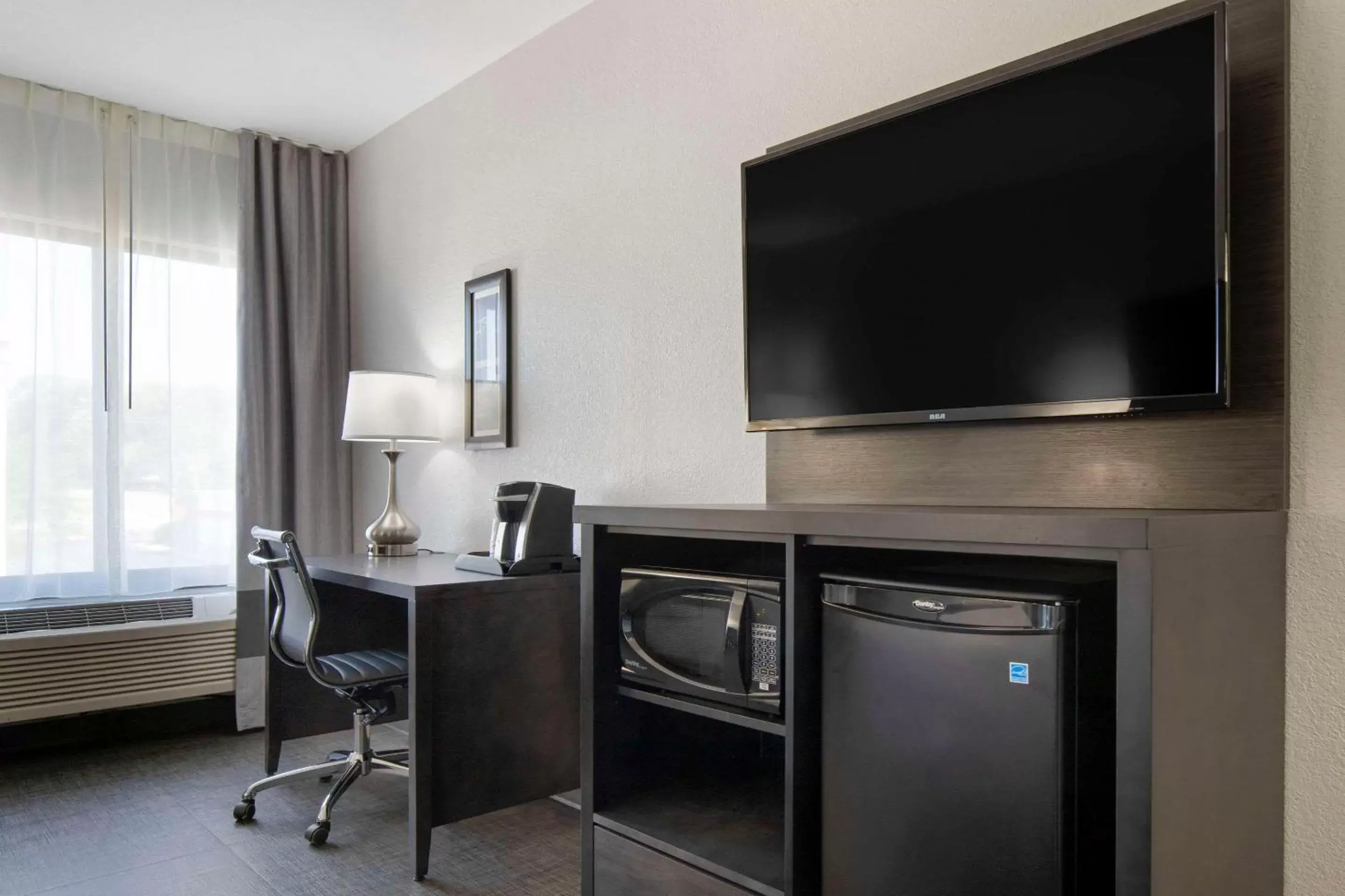 Bedroom, TV/Entertainment Center in Comfort Inn & Suites Greer - Greenville