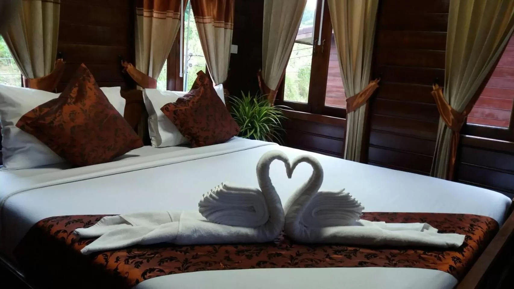 Bed in Baannai Lake View Resort