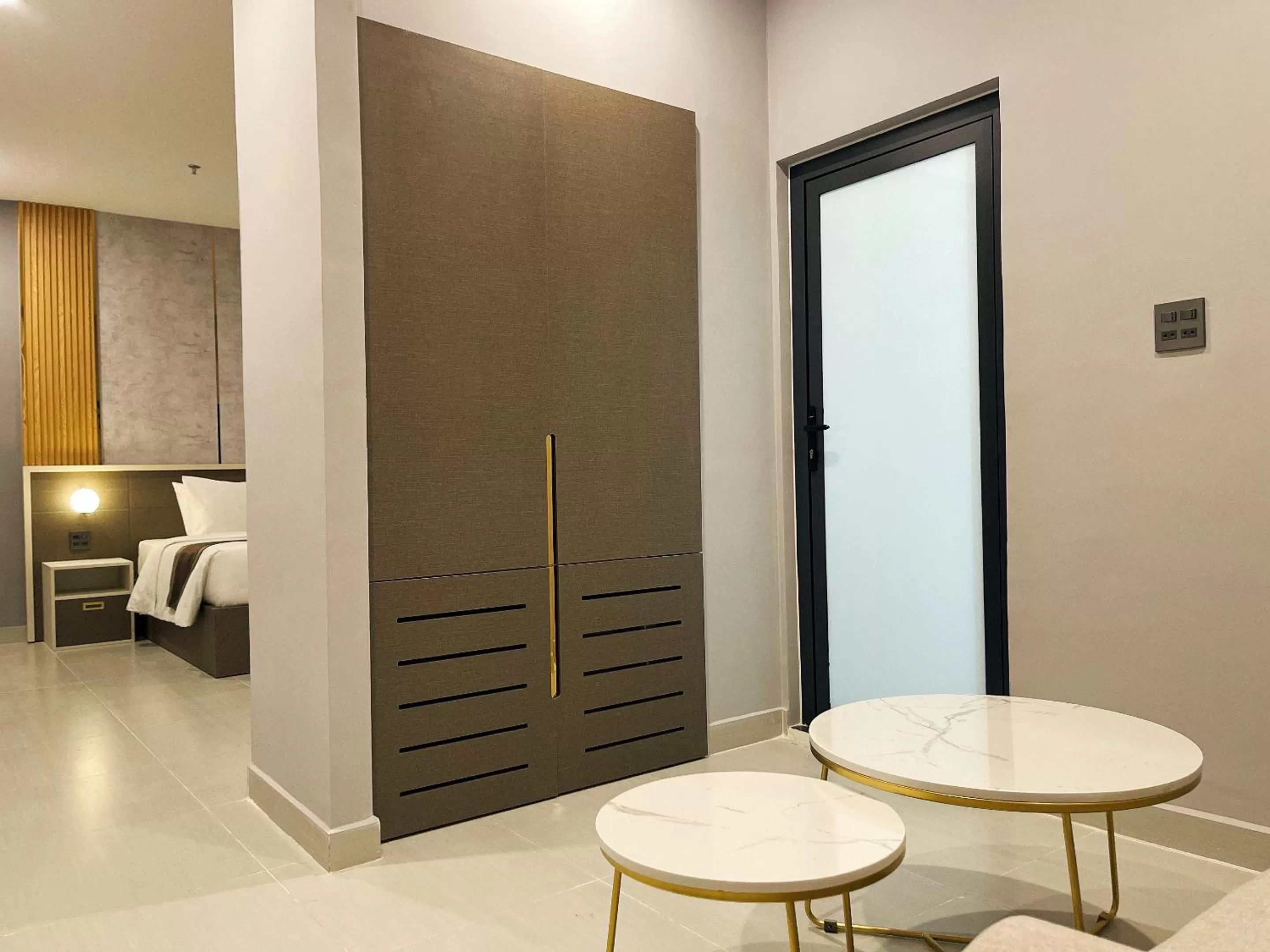 Seating area, Bathroom in LION 3 HOTEL