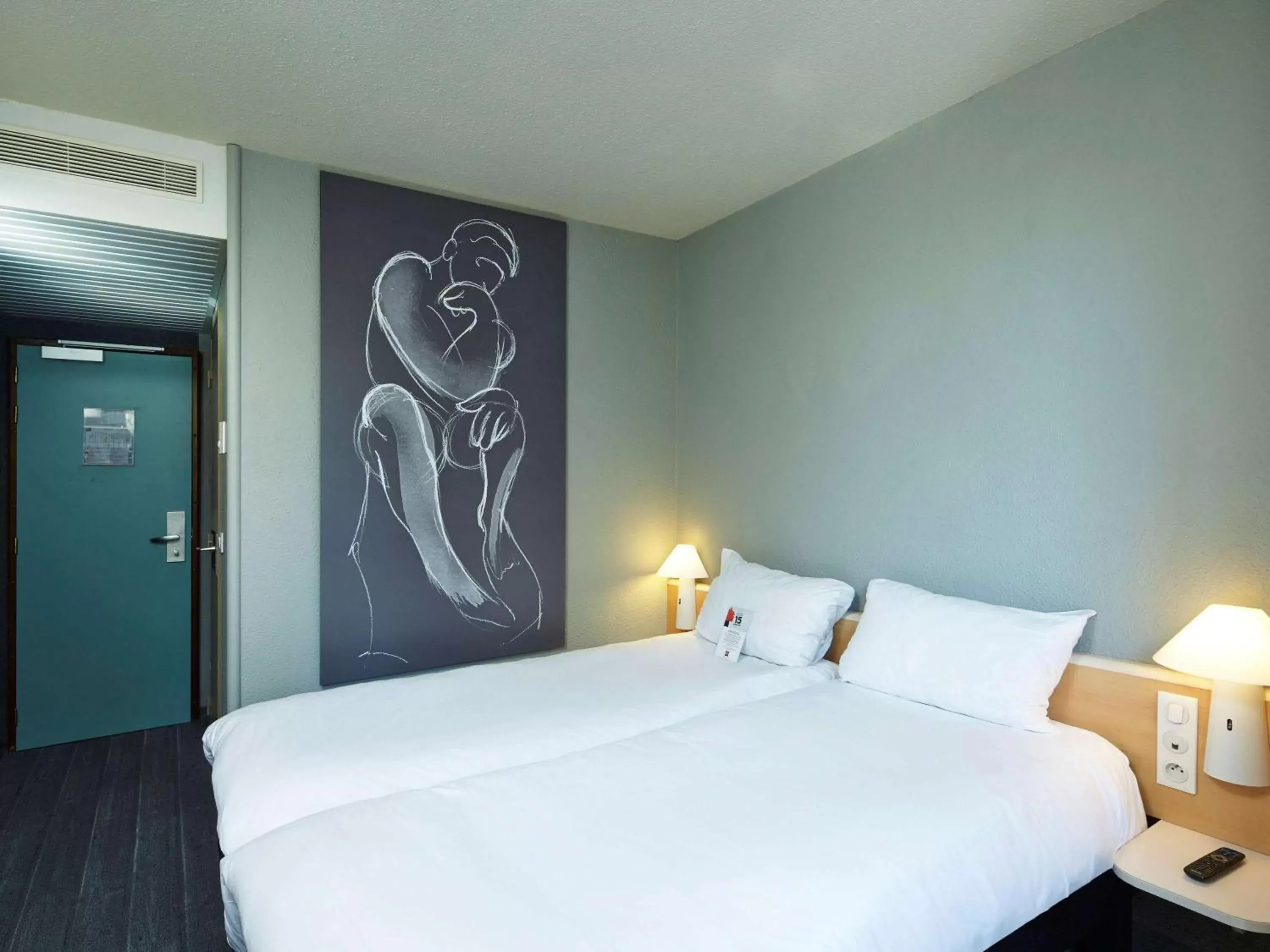 Photo of the whole room, Bed in ibis Chartres Ouest Luce