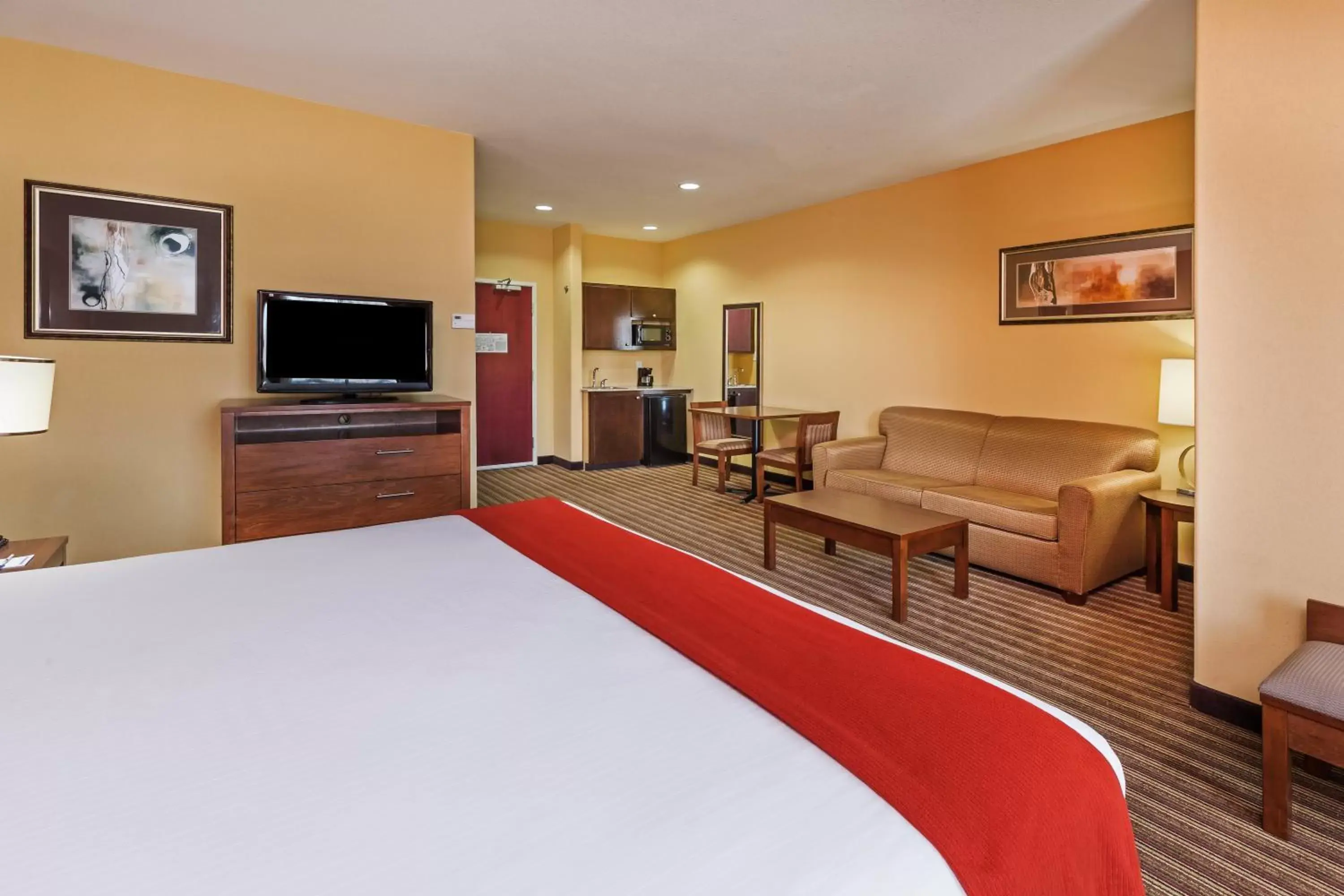 Photo of the whole room, Bed in Holiday Inn Express & Suites Cleveland, an IHG Hotel