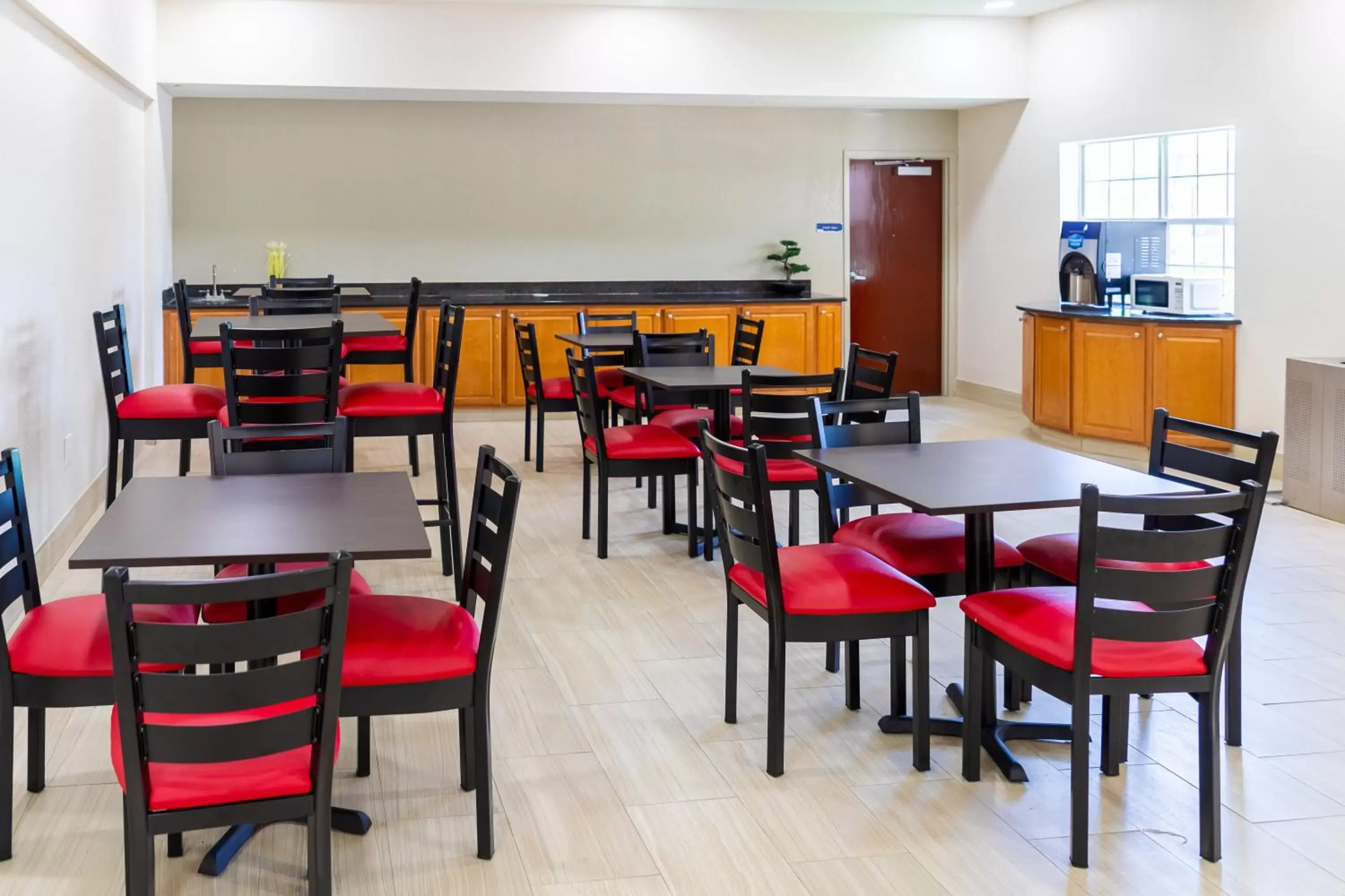 Breakfast in Red Roof Inn PLUS+ & Suites Savannah – I-95 Breakfast in Red Roof Inn PLUS+ & Suites Savannah – I-95