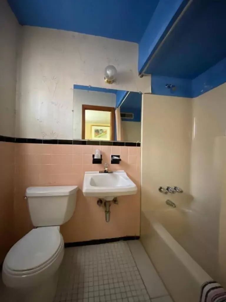 Bathroom in Budget Inn